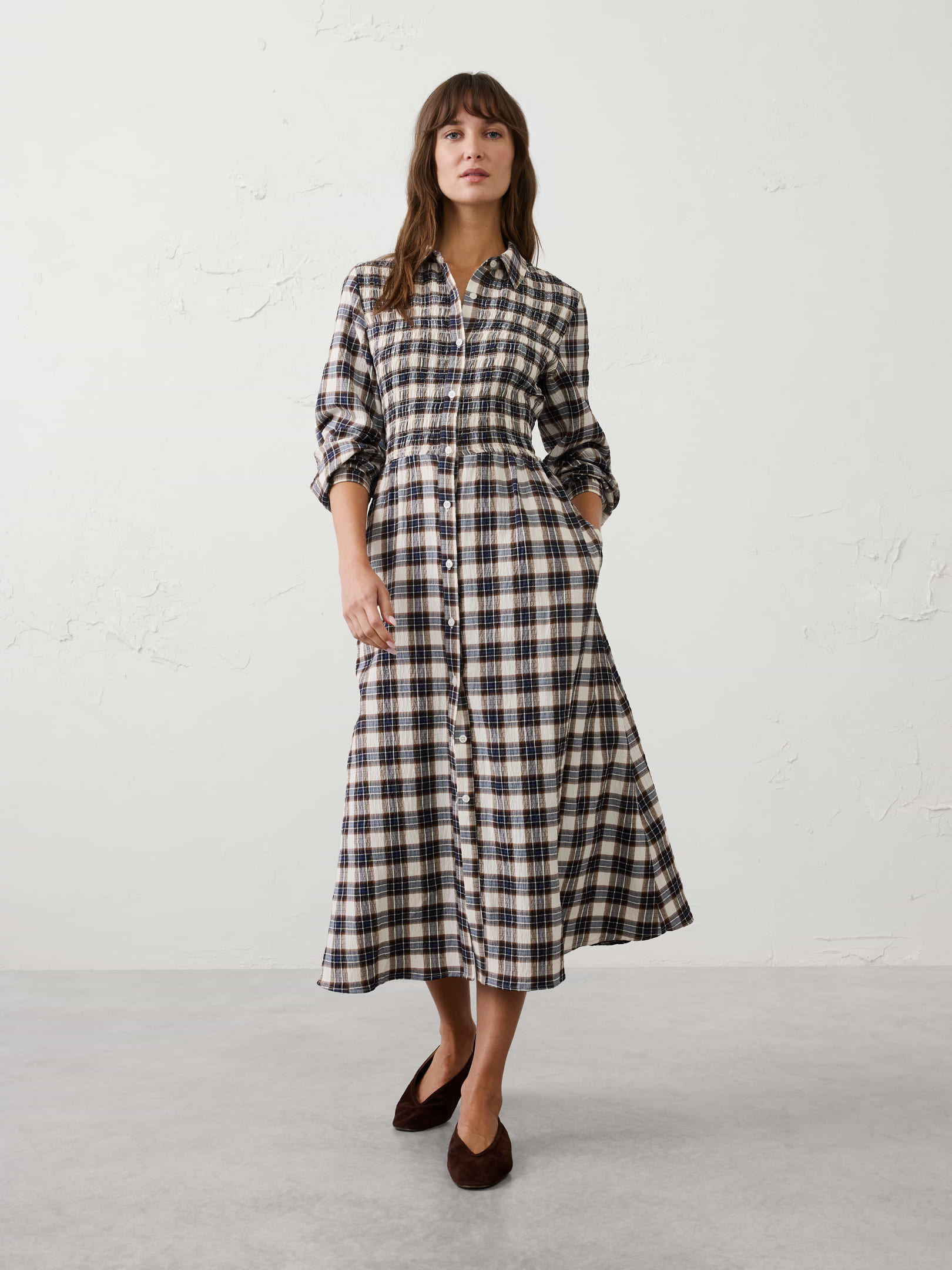 L'image numéro 1 présente Robe mi-longue légère à carreaux et à smocks