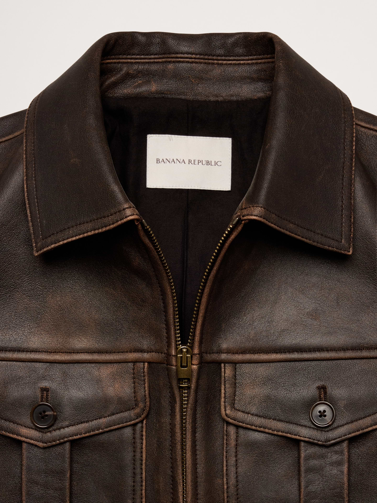 L'image numéro 6 présente Veste en cuir d’aspect usé
