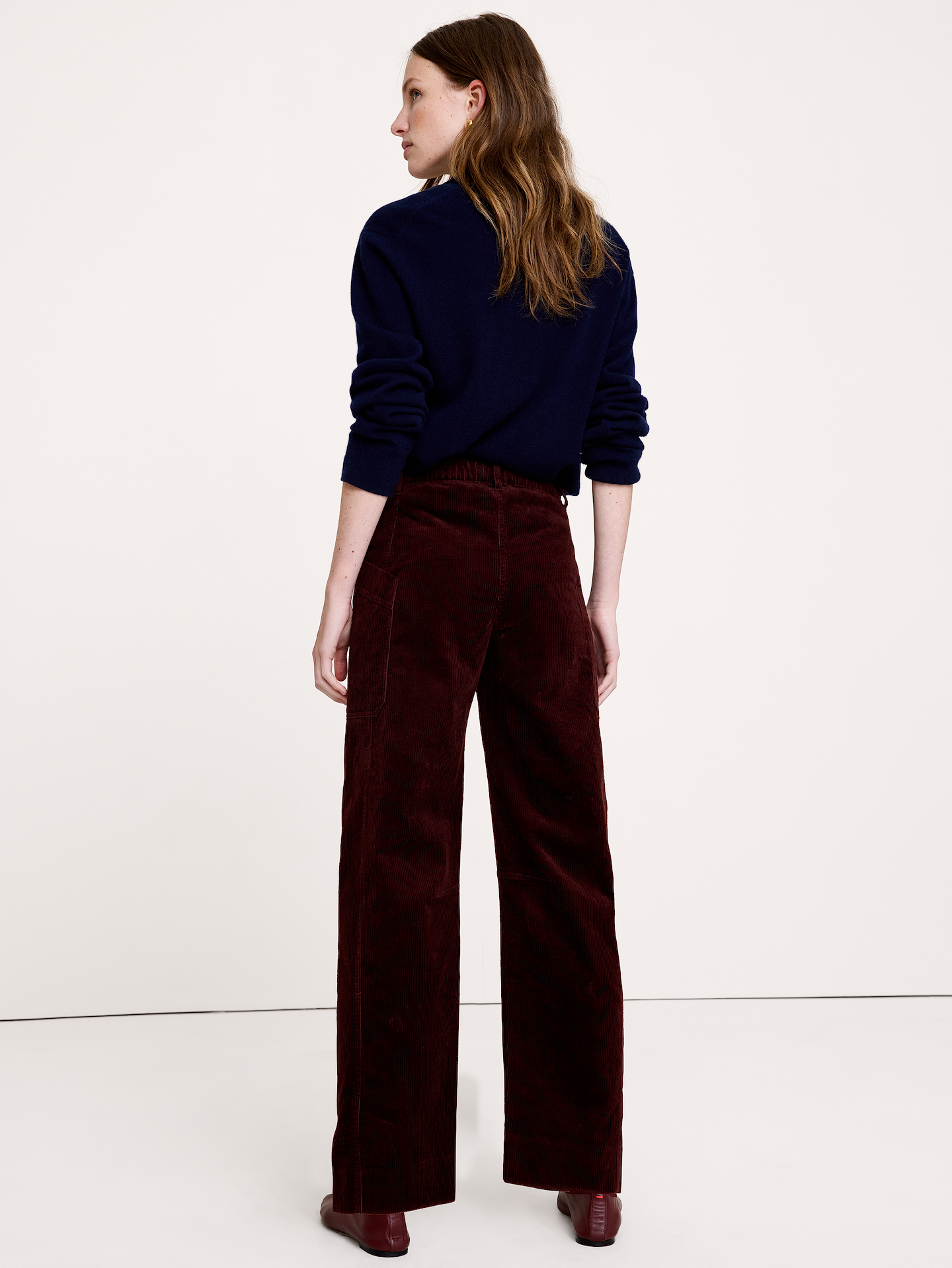 L'image numéro 5 présente Pantalon droit taille haute extensible en velours côtelé