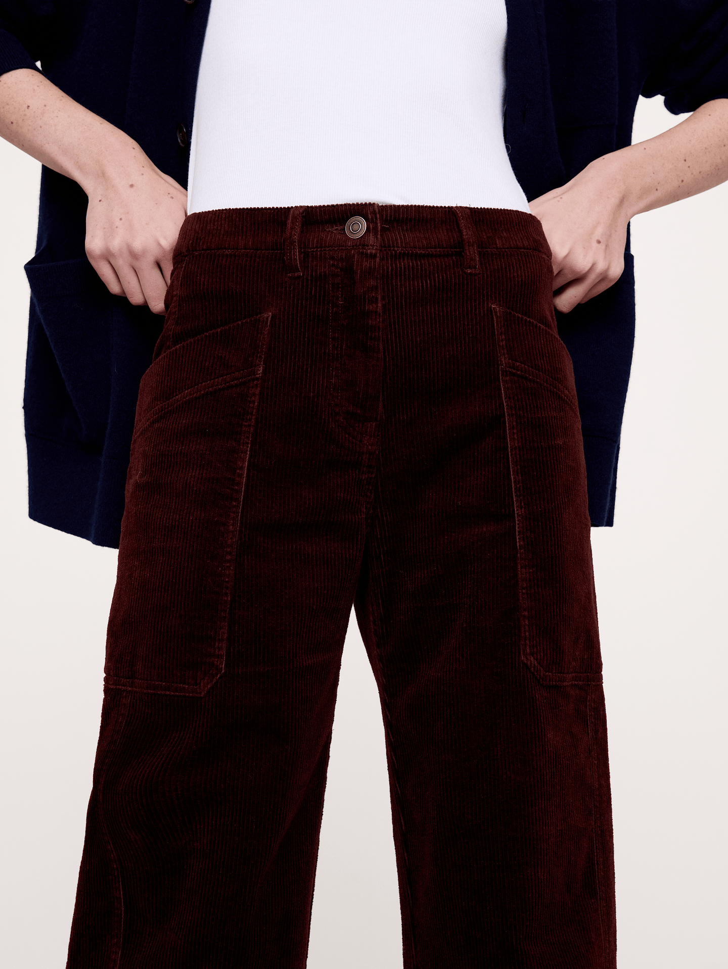 L'image numéro 6 présente Pantalon droit taille haute extensible en velours côtelé