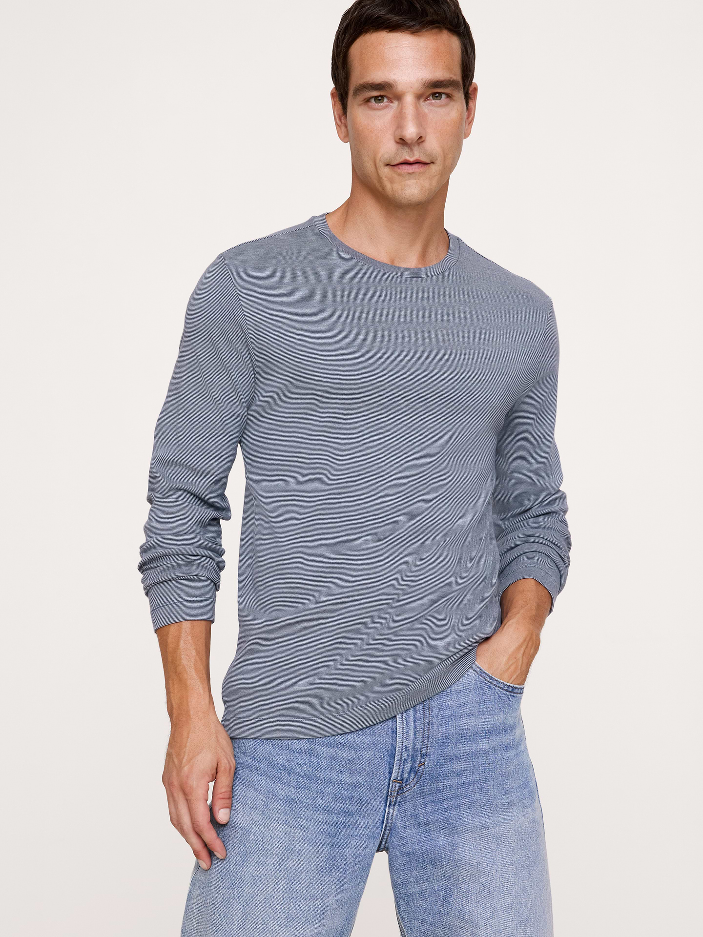 L'image numéro 1 présente T-shirt à manches longues en tissu luxueux