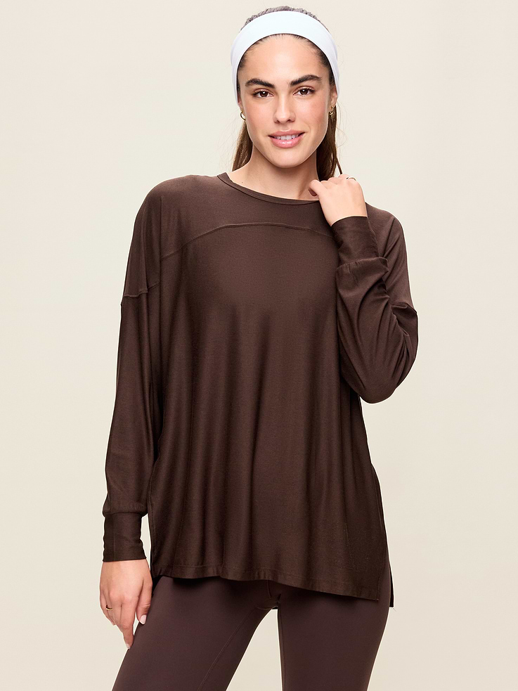 Image 1 of 8, Make your moves in Old Navy Sport's CloudMotion: A lightweight, drapey fabric with an ultra-soft, cloud-like feel., crew neck, long sleeves, vented sides, Product #896911