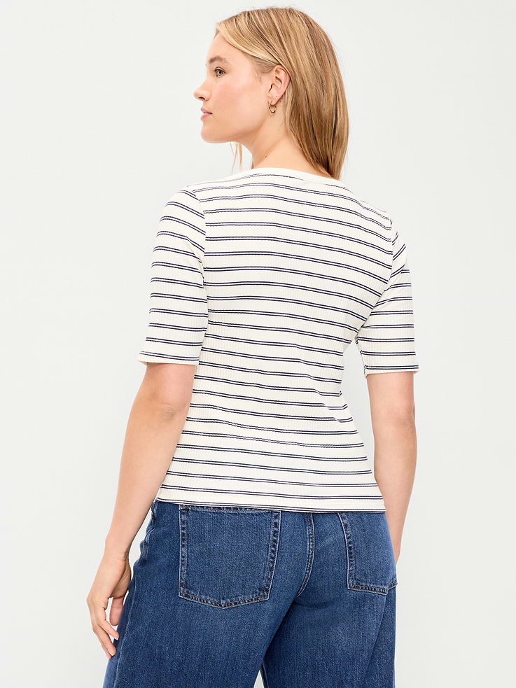 L'image numéro 7 présente T-shirt henley ajusté à encolure dégagée