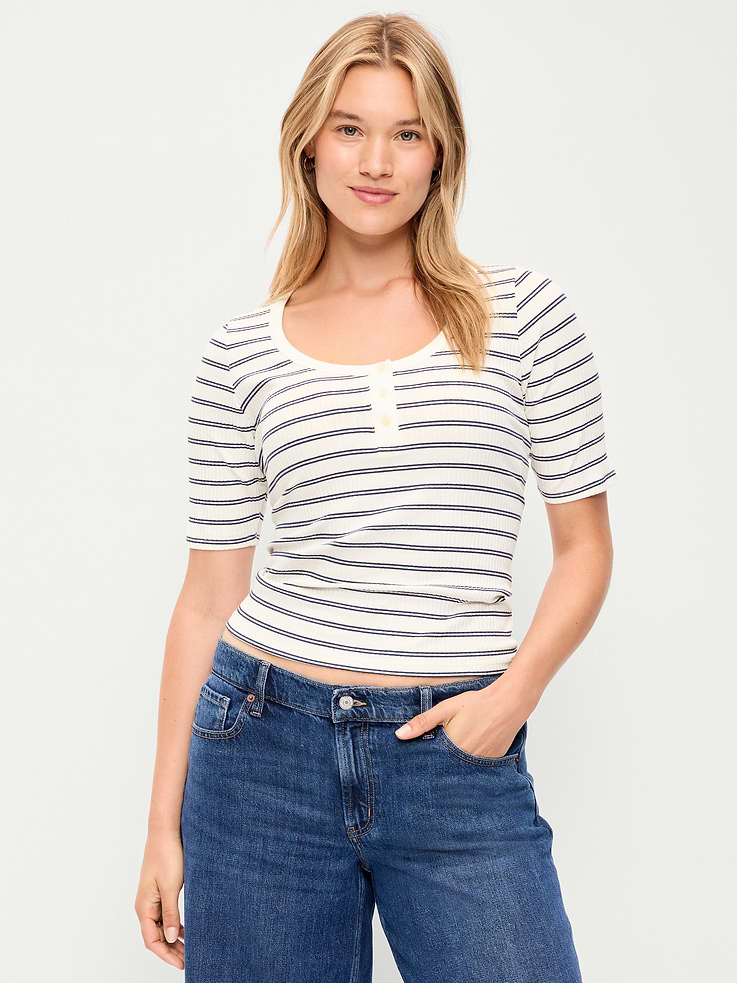 L'image numéro 6 présente T-shirt henley ajusté à encolure dégagée