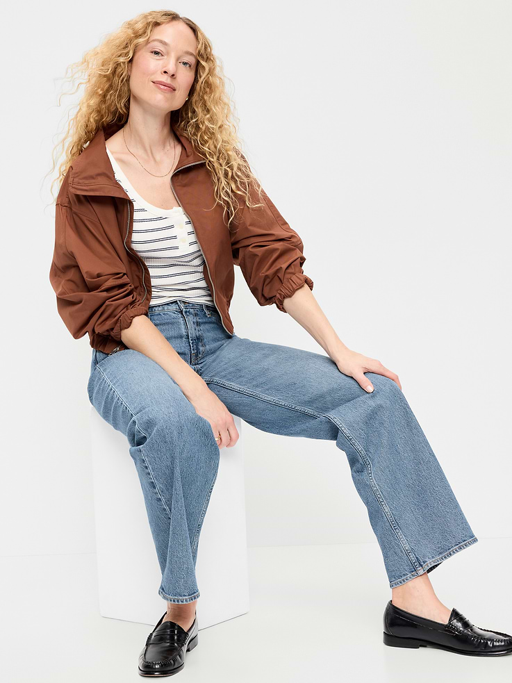 L'image numéro 3 présente T-shirt henley ajusté à encolure dégagée