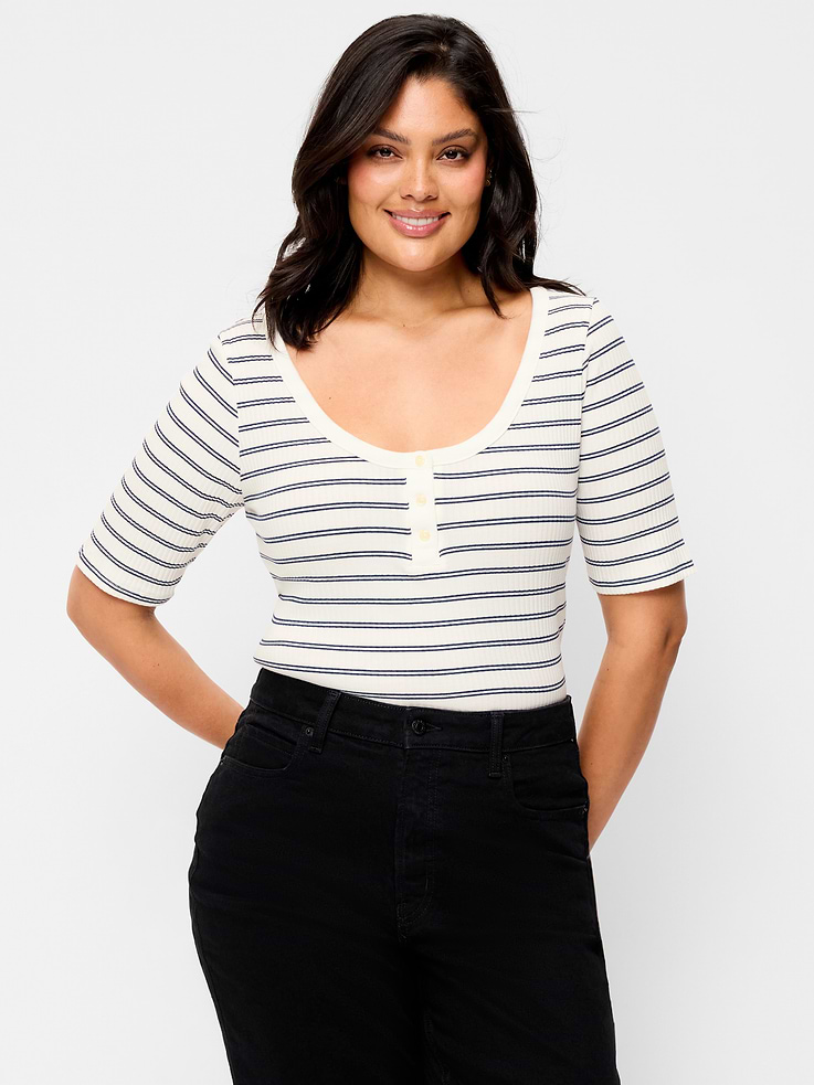 L'image numéro 8 présente T-shirt henley ajusté à encolure dégagée