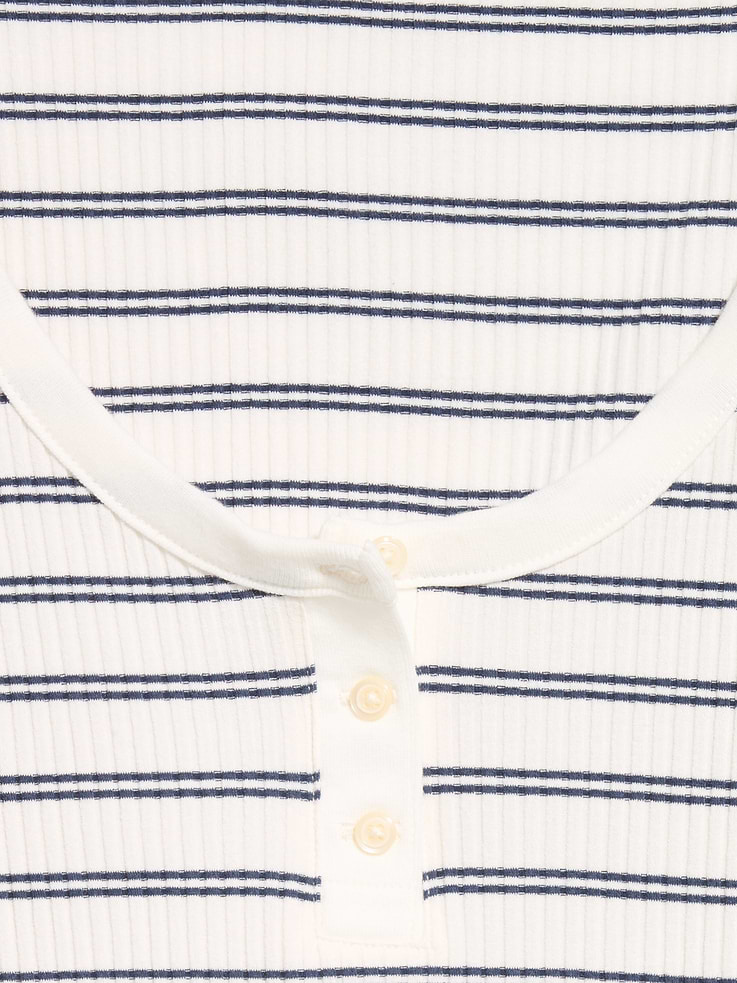 L'image numéro 4 présente T-shirt henley ajusté à encolure dégagée