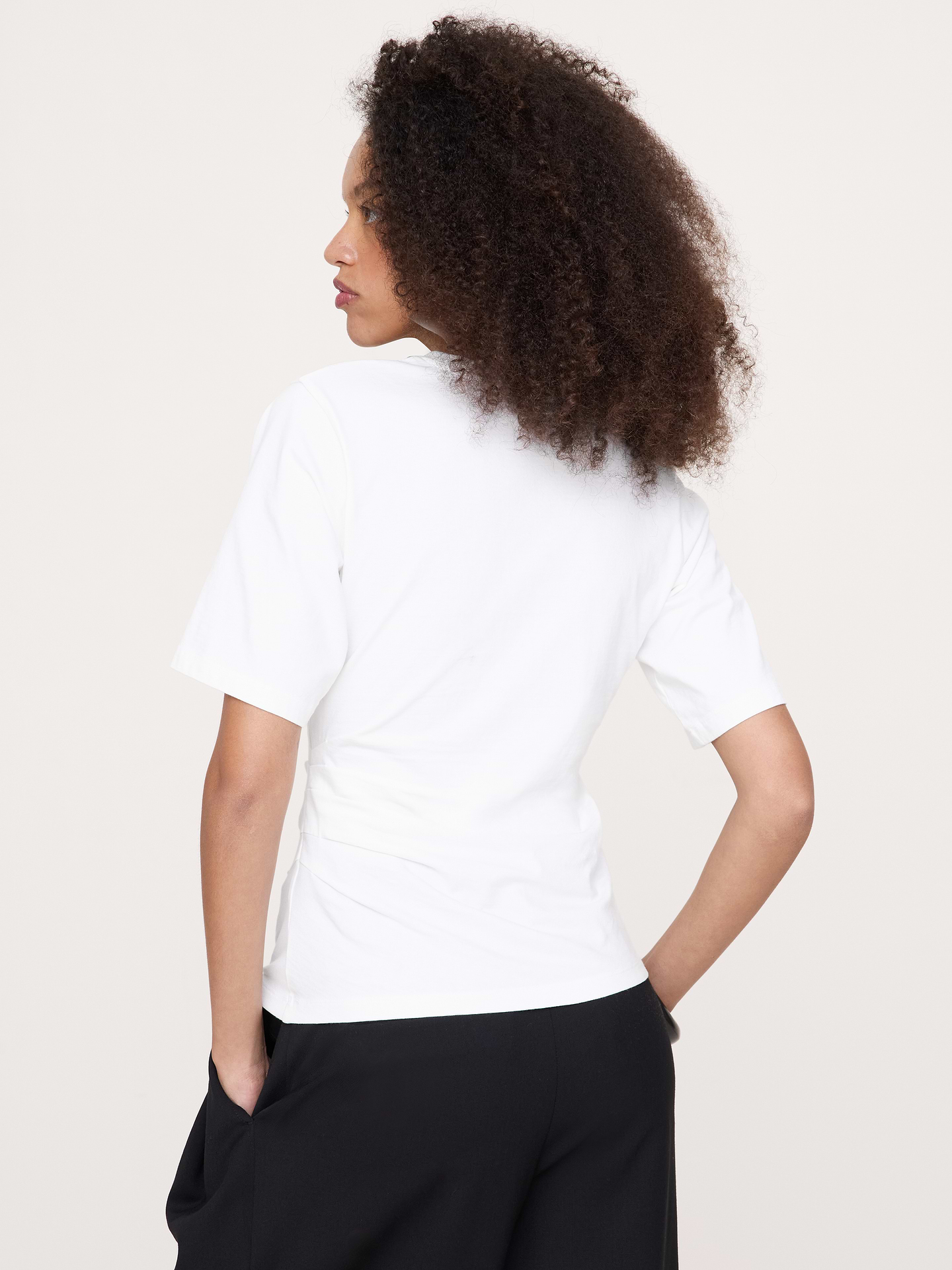 L'image numéro 2 présente T-shirt rétro froncé sur les côtés en coton