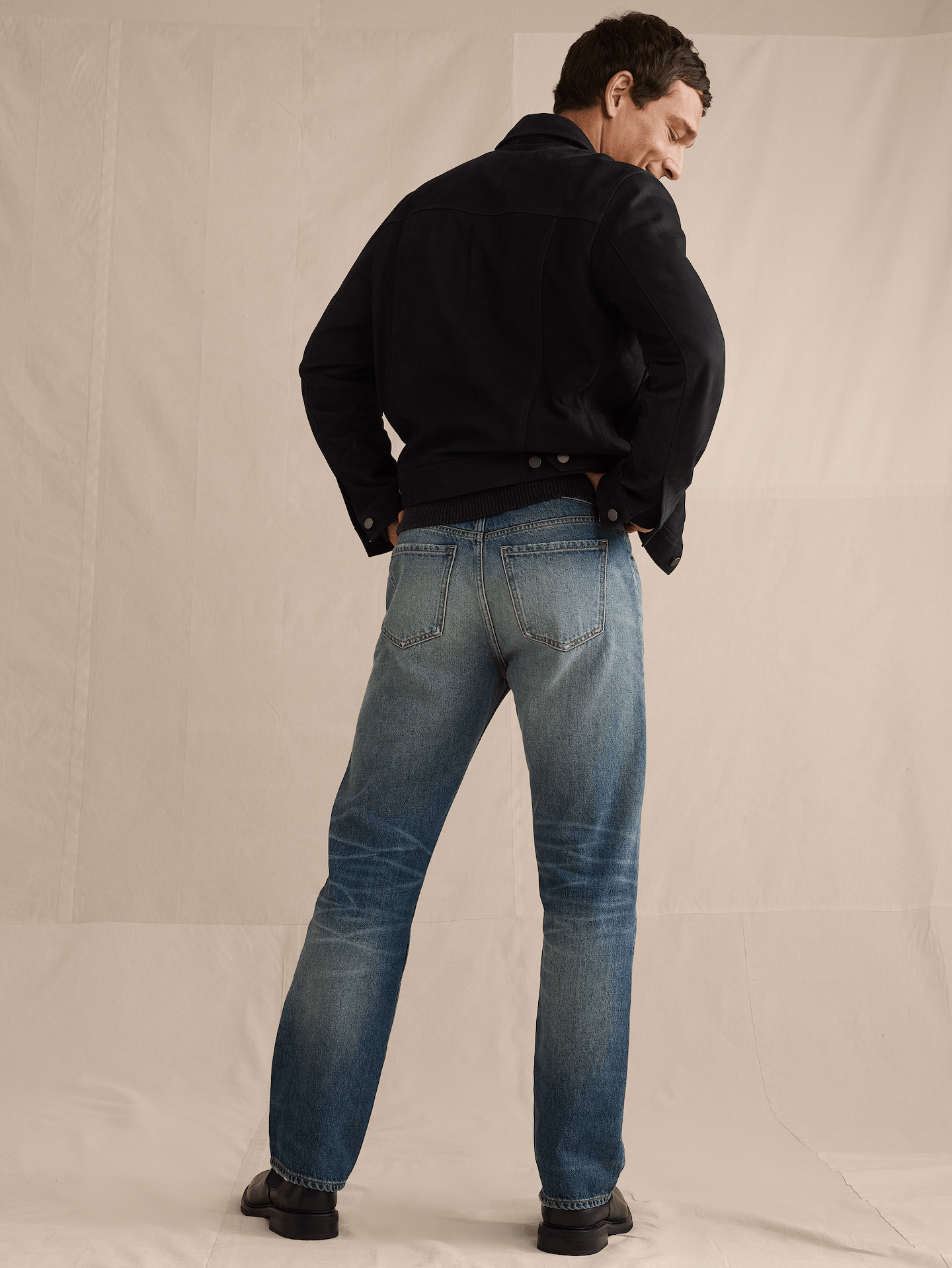 L'image numéro 8 présente Jean droit