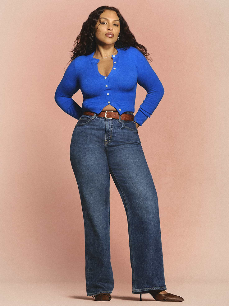 L'image numéro 1 présente Jean à jambe large et à taille très haute