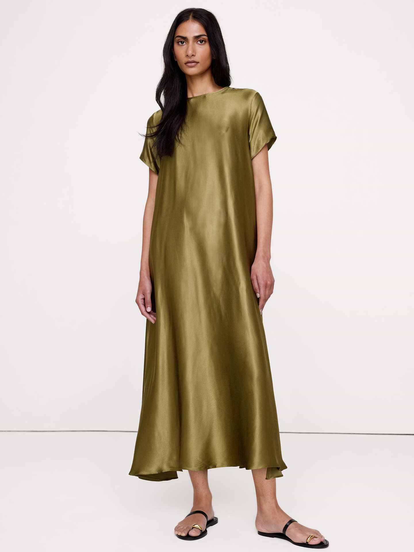 L'image numéro 1 présente Robe trapèze en satin italien