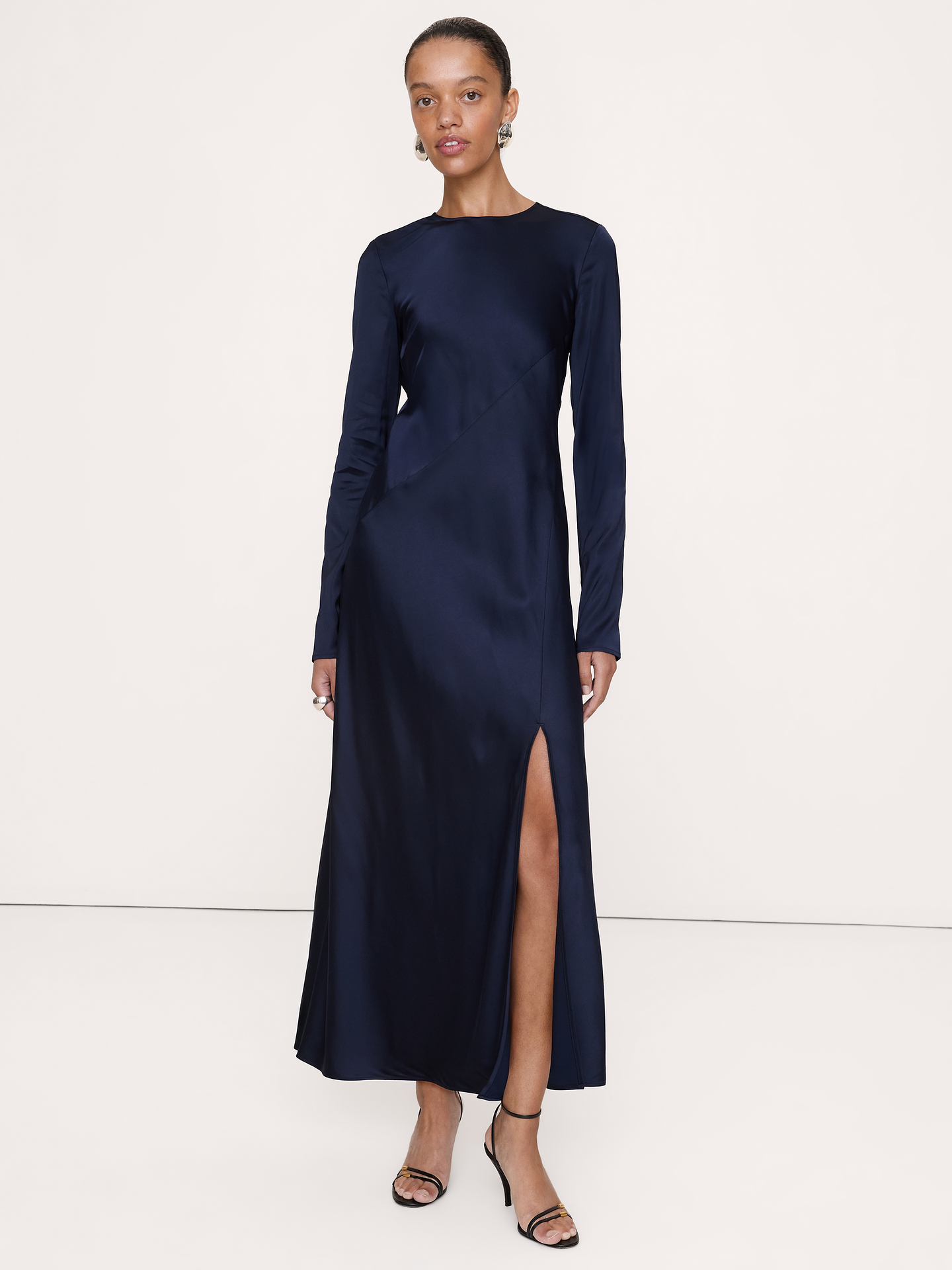 L'image numéro 1 présente Robe longue coupée en biais avec fente en satin extensible