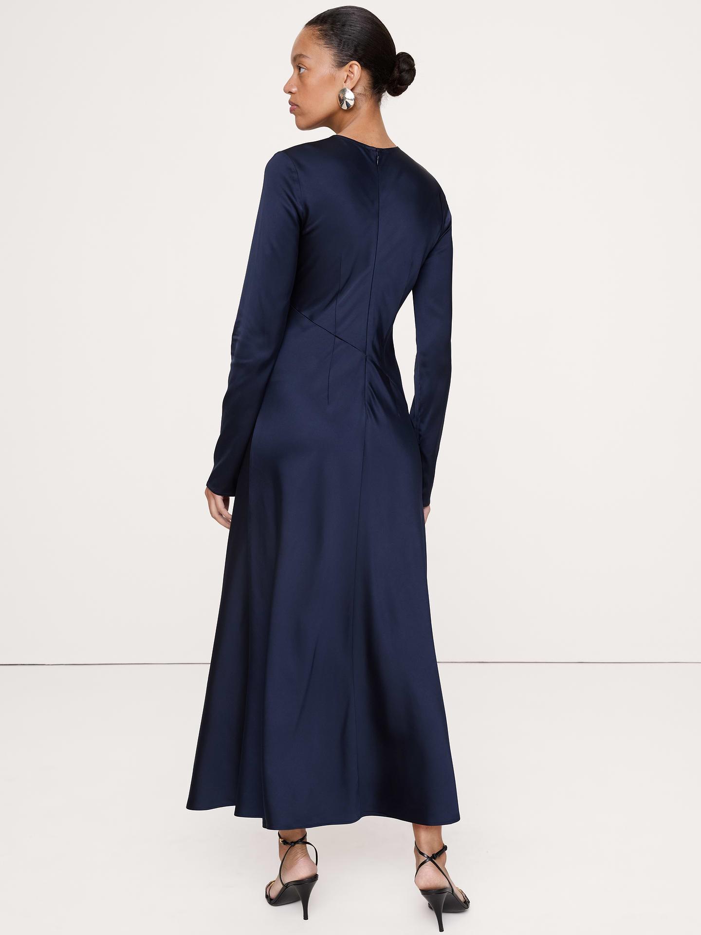 L'image numéro 5 présente Robe longue coupée en biais avec fente en satin extensible