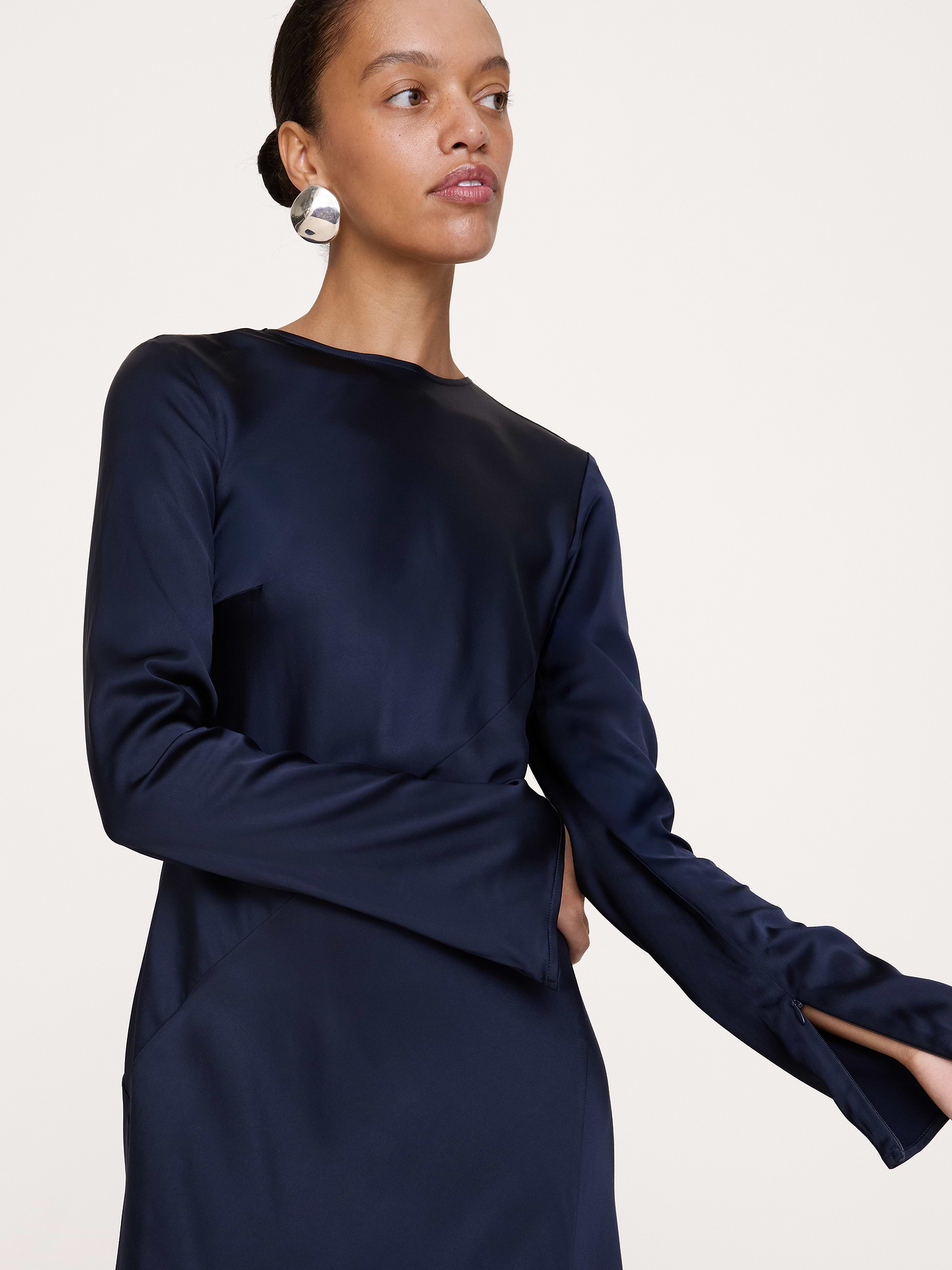 L'image numéro 6 présente Robe longue coupée en biais avec fente en satin extensible