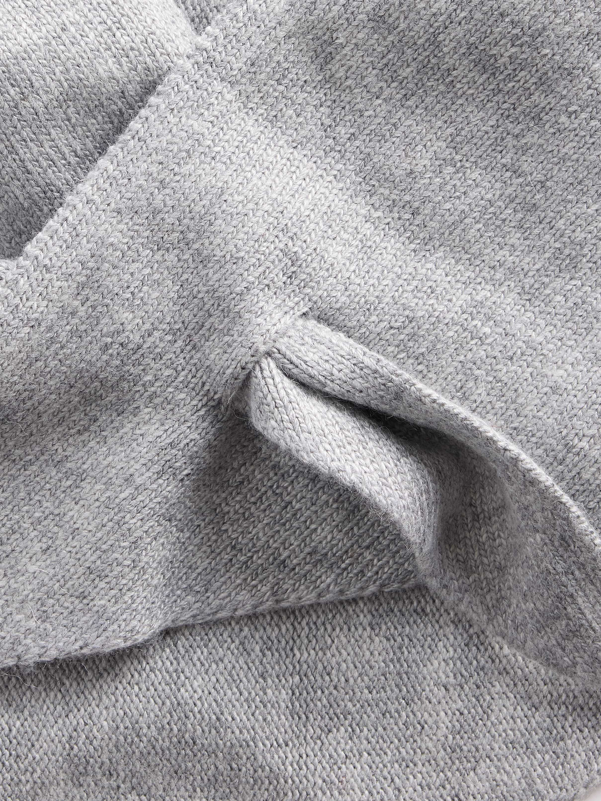L'image numéro 4 présente Écharpe triangulaire en tricot
