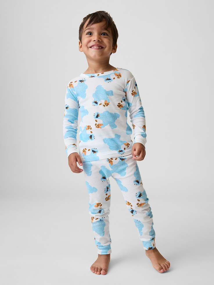 Image 1 de 4, Nos pyjamas les plus confortables, plus doux que jamais. Coton brossé douillet à l’intérieur. Leurs couleurs et leurs motifs favoris à l’extérieur., Coton doux et intérieur brossé douillet., Ras du cou., Manches longues., Pantalon de pyjama à taille élastique., Ourlets à bande., Imprimé Cookie Monster de Sesame Street sur l’ensemble., Fait de 100 % coton biologique cultivé sans pesticides ni engrais synthétiques., Produit #910334