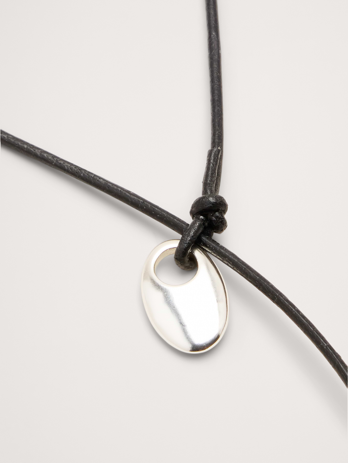L'image numéro 3 présente Collier en cordon de cuir orné d’embouts en forme de gouttes