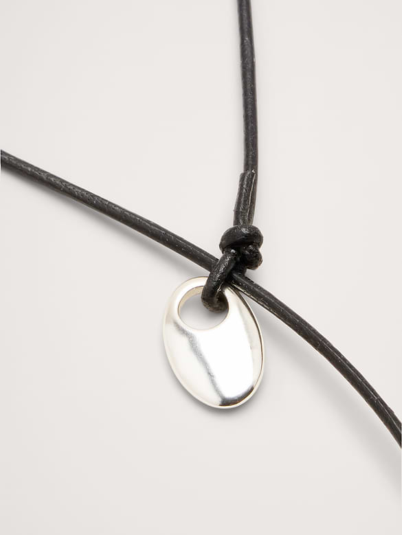 Collier en cordon de cuir orné d’embouts en forme de gouttes
