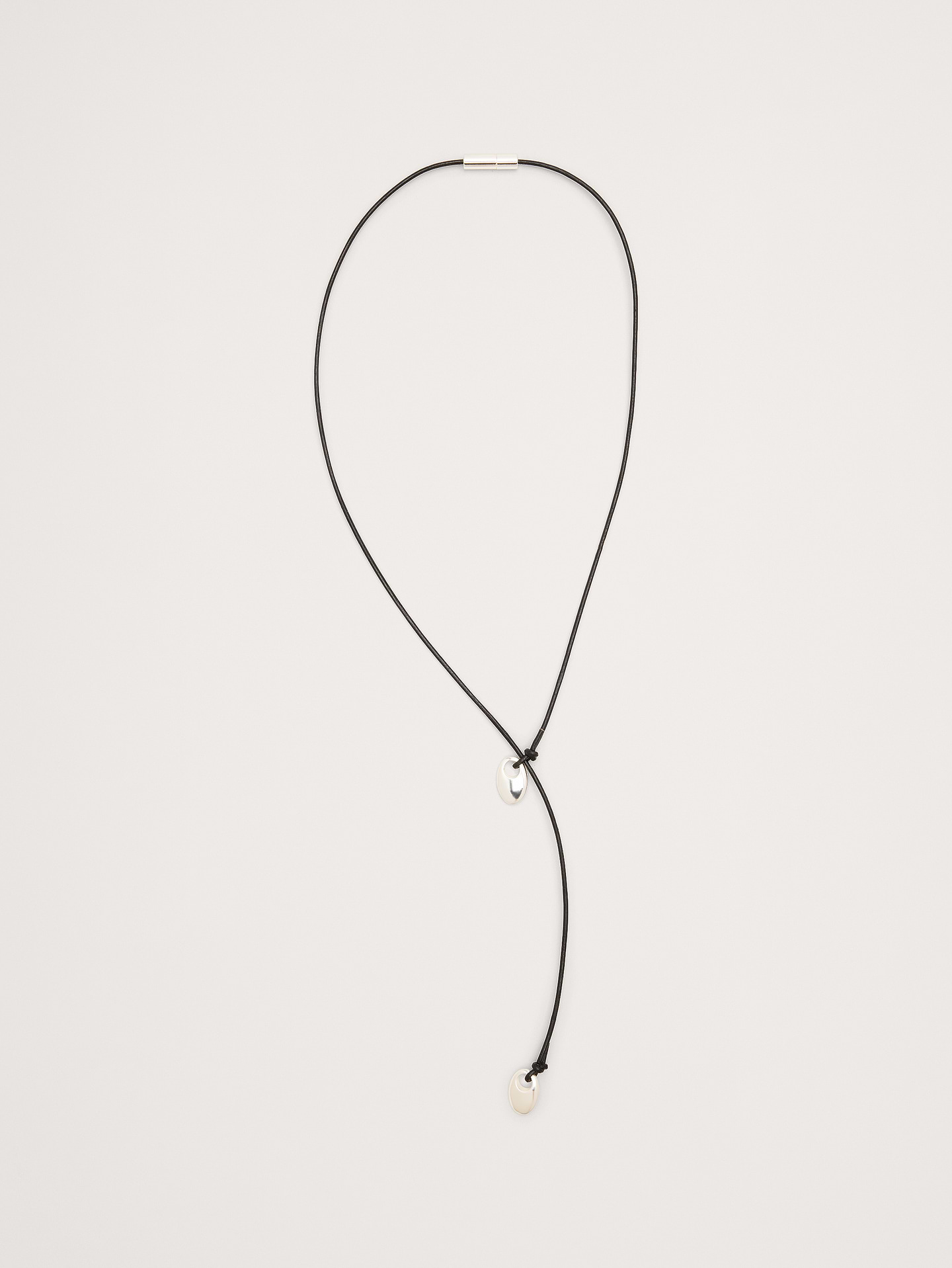 L'image numéro 1 présente Collier en cordon de cuir orné d’embouts en forme de gouttes