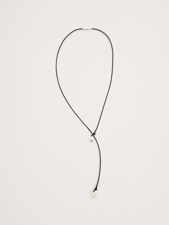 Collier en cordon de cuir orné d’embouts en forme de gouttes
