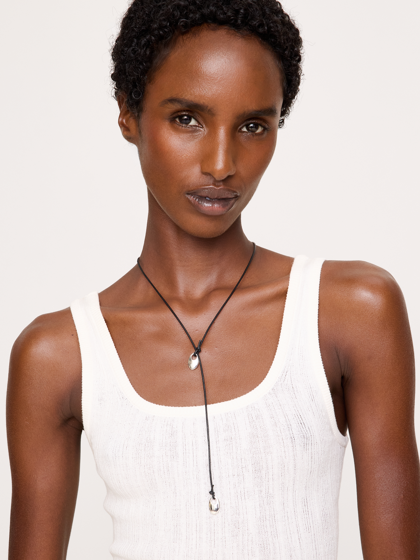 L'image numéro 2 présente Collier en cordon de cuir orné d’embouts en forme de gouttes