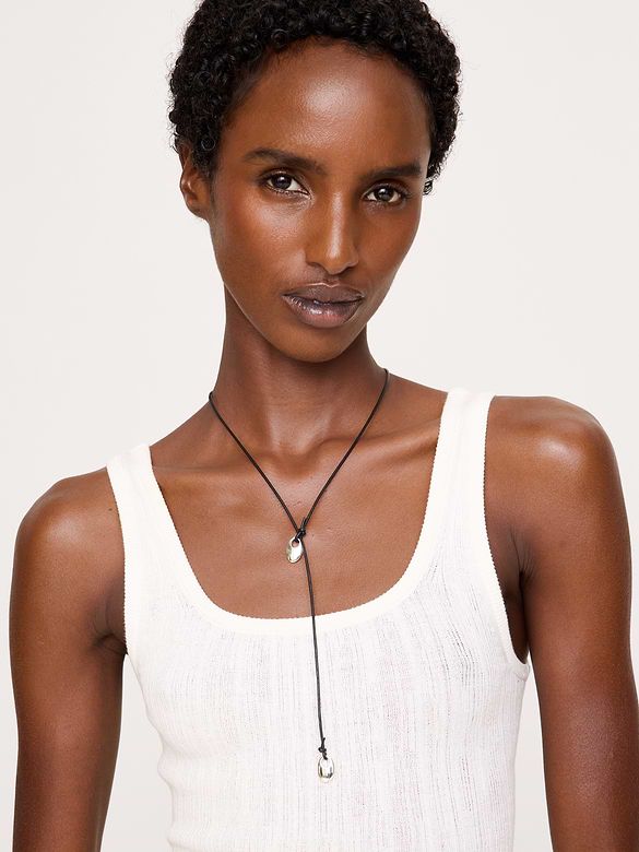 Collier en cordon de cuir orné d’embouts en forme de gouttes