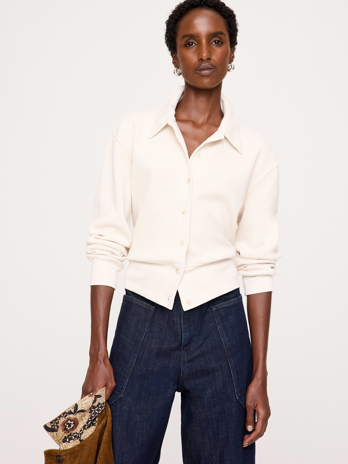 Image 1 de 4, Nous avons confectionné ce cardigan en coton épais avec un tricot gaufré. De plus, le tissu est spécialement lavé pour une douceur incroyable., Coupe décontractée: coupe droite et ample., Col italien avec fermeture boutonnée., Ourlet droit., Produit #1188283