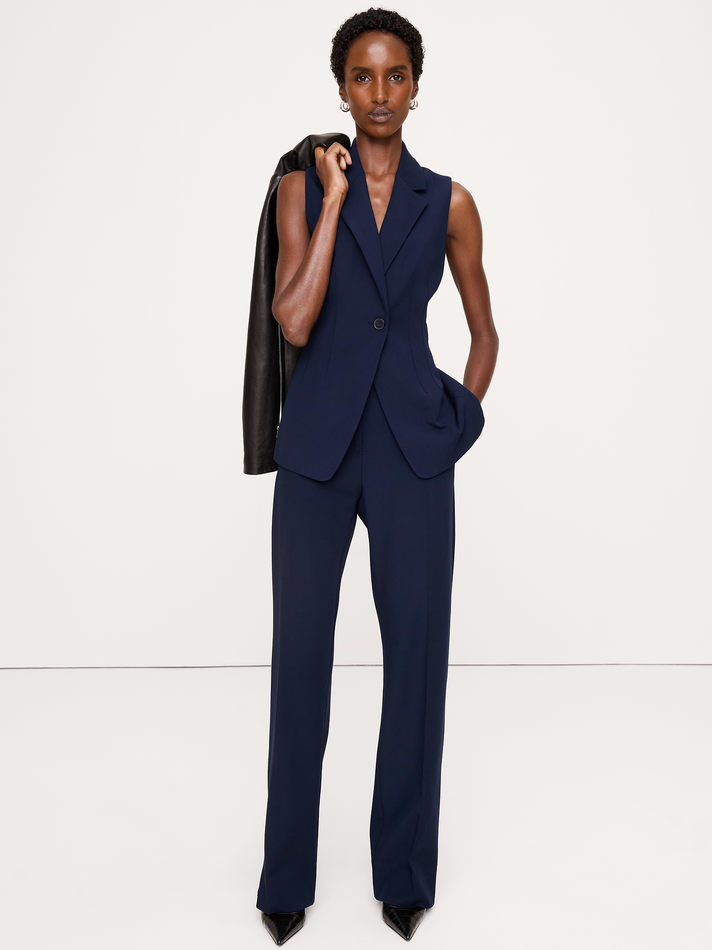 L'image numéro 1 présente Pantalon moderne droit à taille haute en tissu urbain extensible