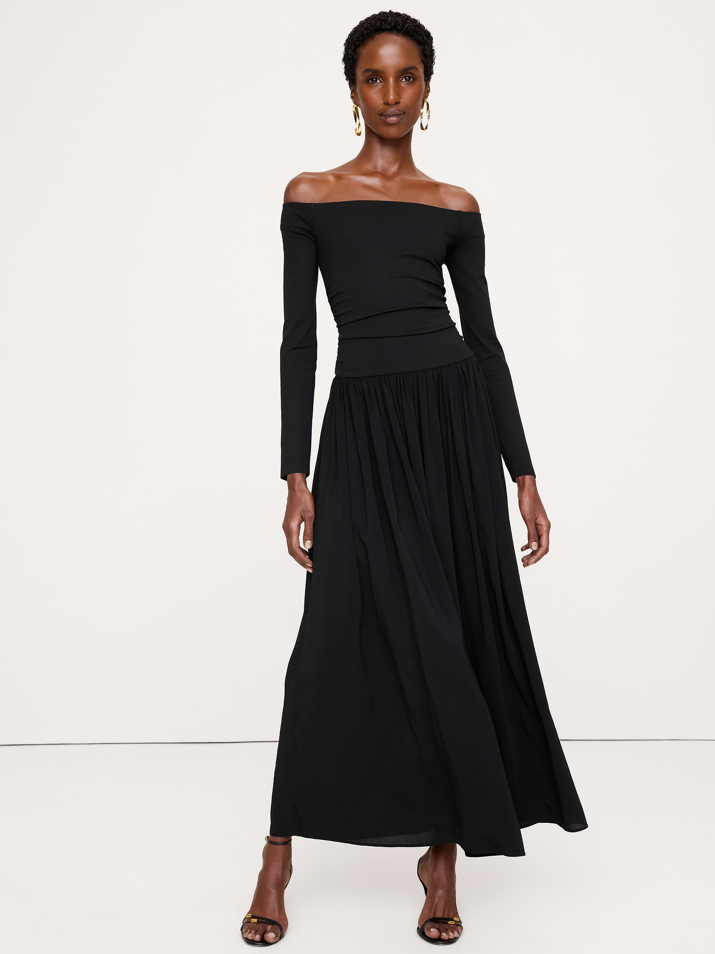 Image 1 de 4, Une robe longue tout-aller qui combine un corsage en jersey qui épouse la silhouette, et une jupe en crêpe georgette douce et légère comme de la mousseline., Coupe ajustée et évasée: buste ajusté, taille définie, jupe évasée., Encolure à épaules dénudées., Sans doublure., Produit #915552