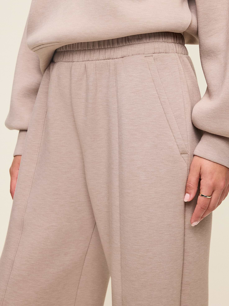 L'image numéro 6 présente Pantalon jambe large à taille haute en molleton qui reprend sa forme