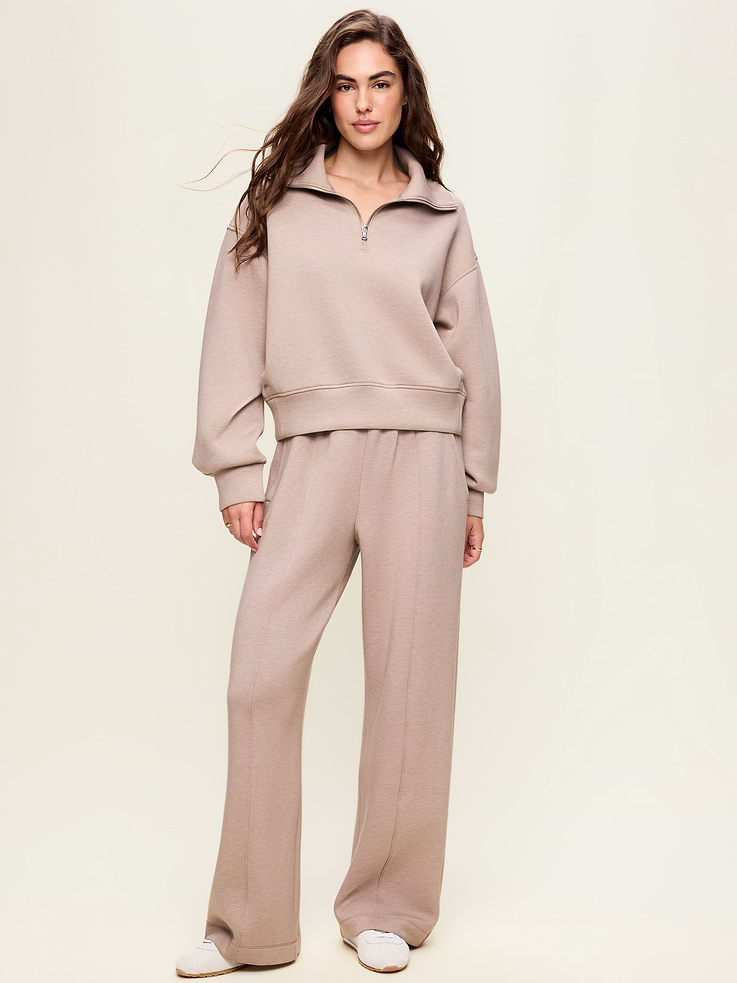 L'image numéro 2 présente Pantalon jambe large à taille haute en molleton qui reprend sa forme