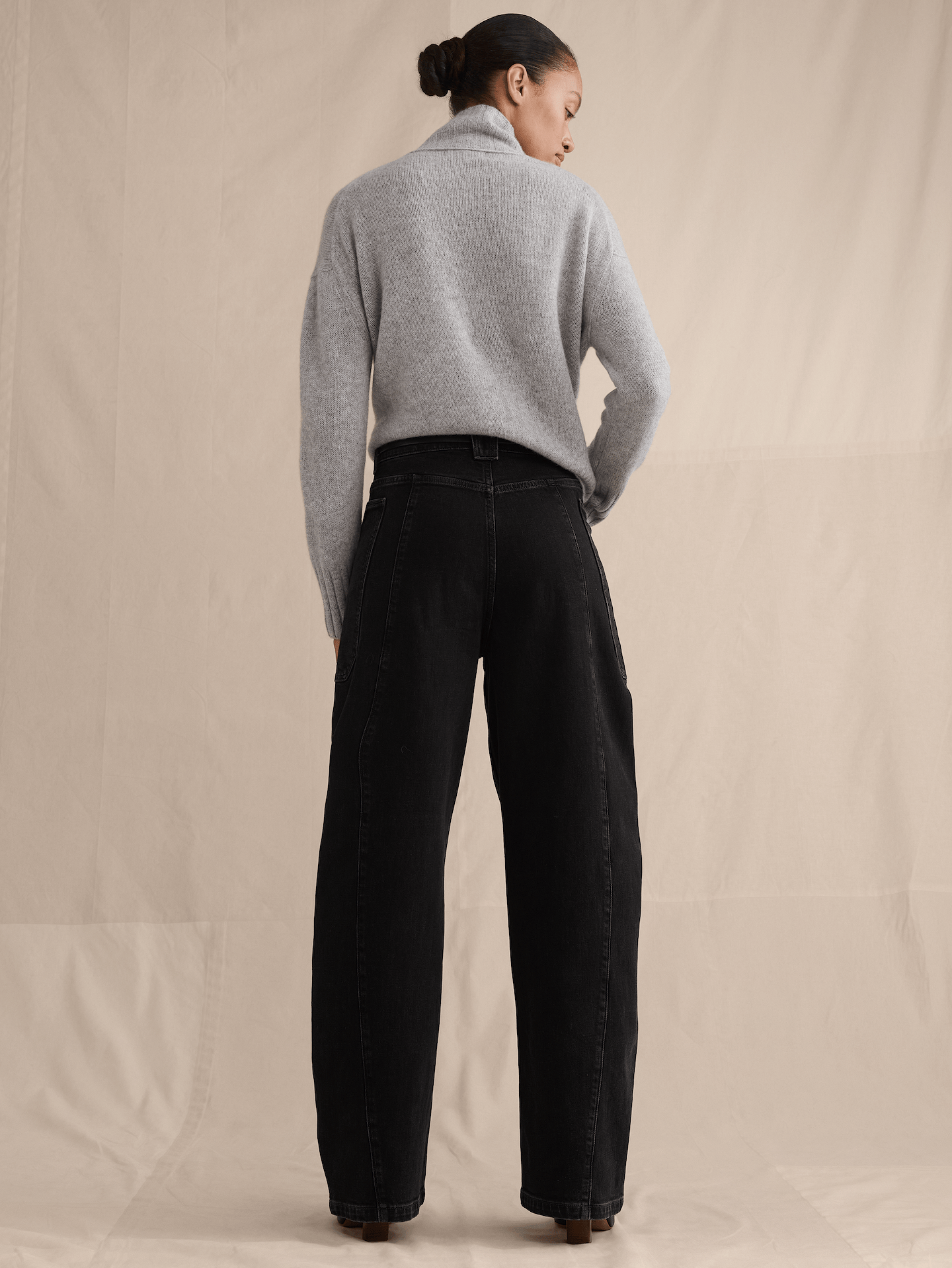 L'image numéro 8 présente Jean coupe baril à taille très haute