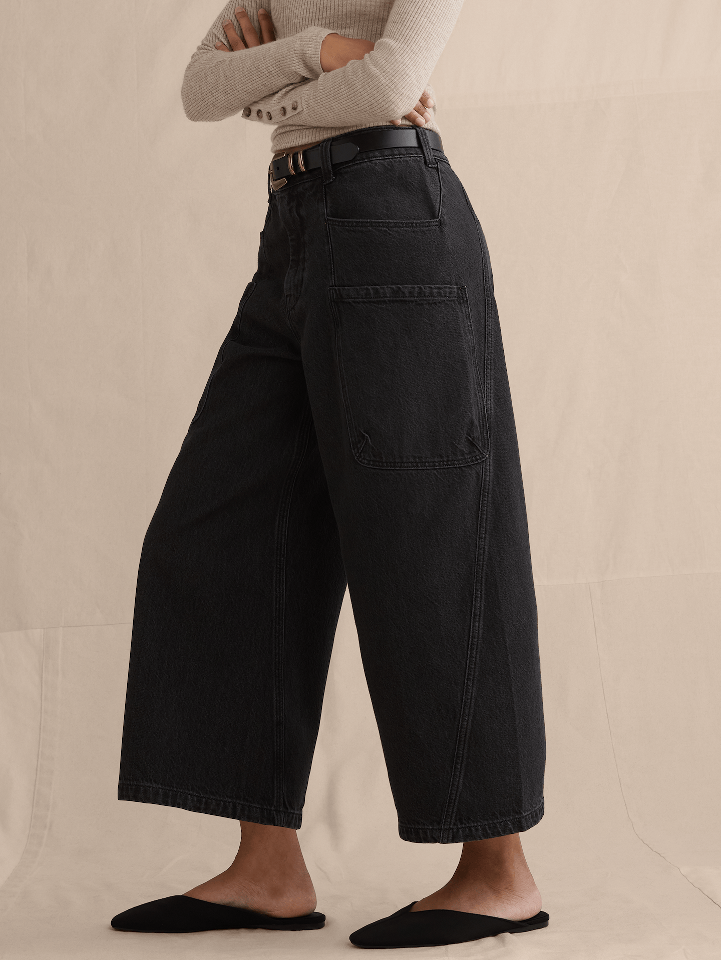 L'image numéro 3 présente Jean court ample à taille basse