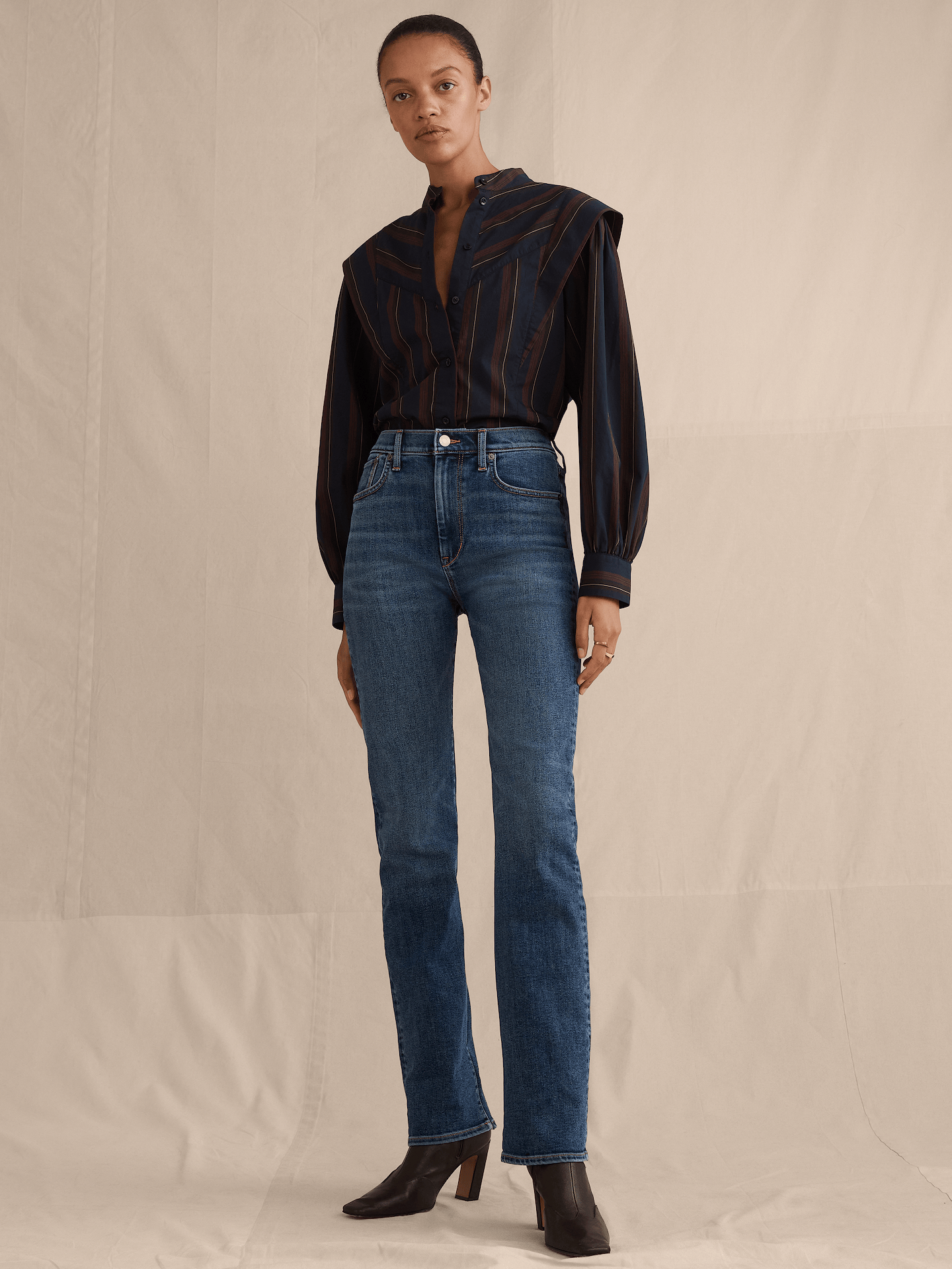 L'image numéro 1 présente Jean étroit à taille haute
