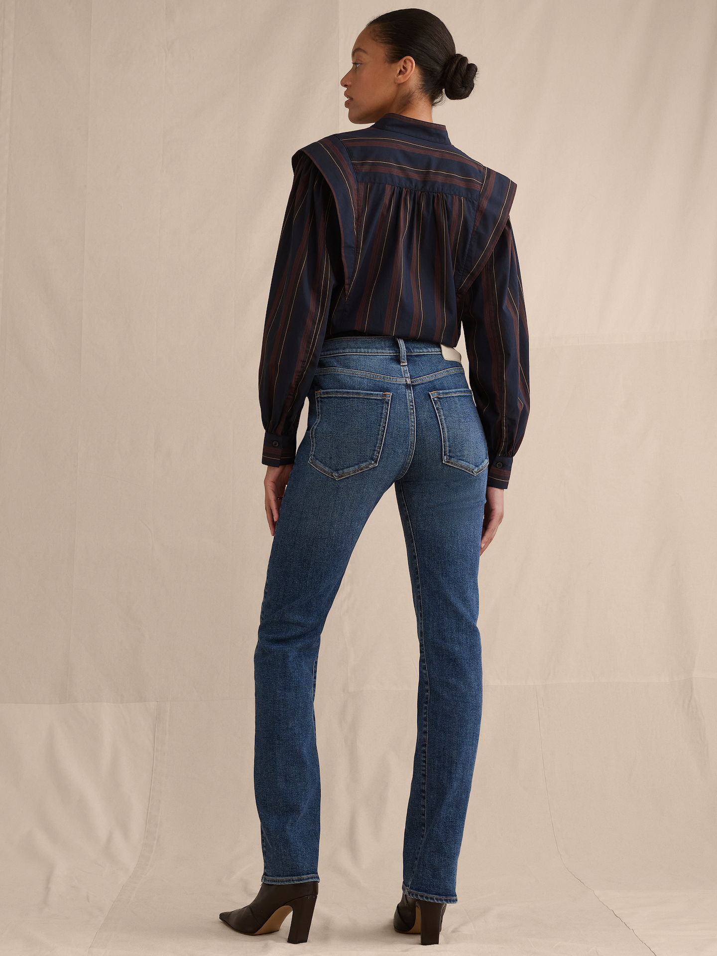 L'image numéro 2 présente Jean étroit à taille haute
