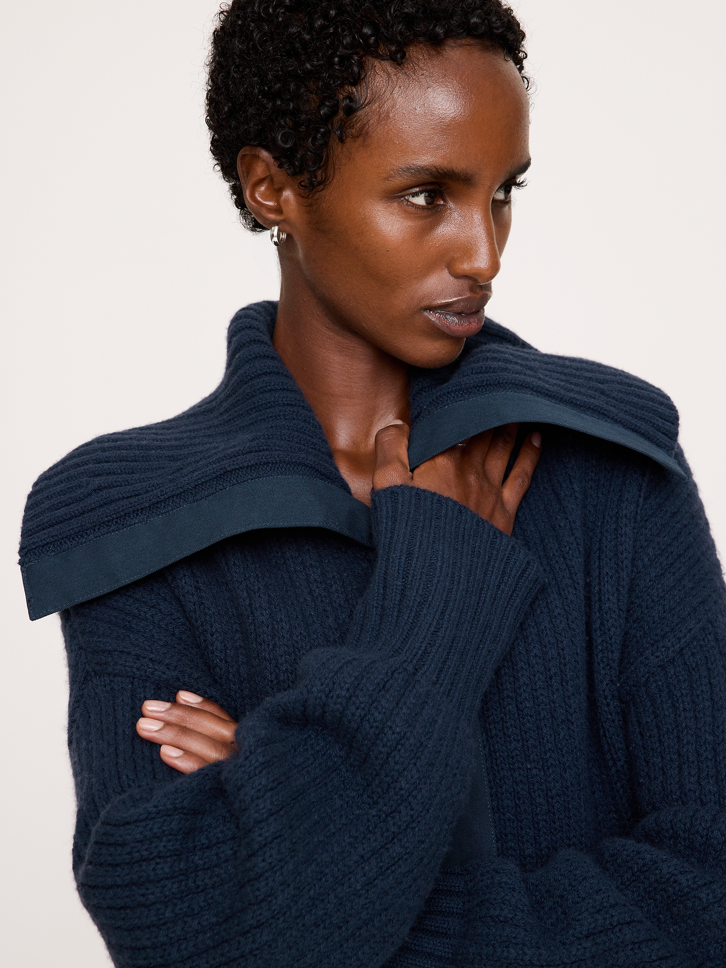 L'image numéro 3 présente Cardigan de marin surdimensionné en laine mérinos et coton