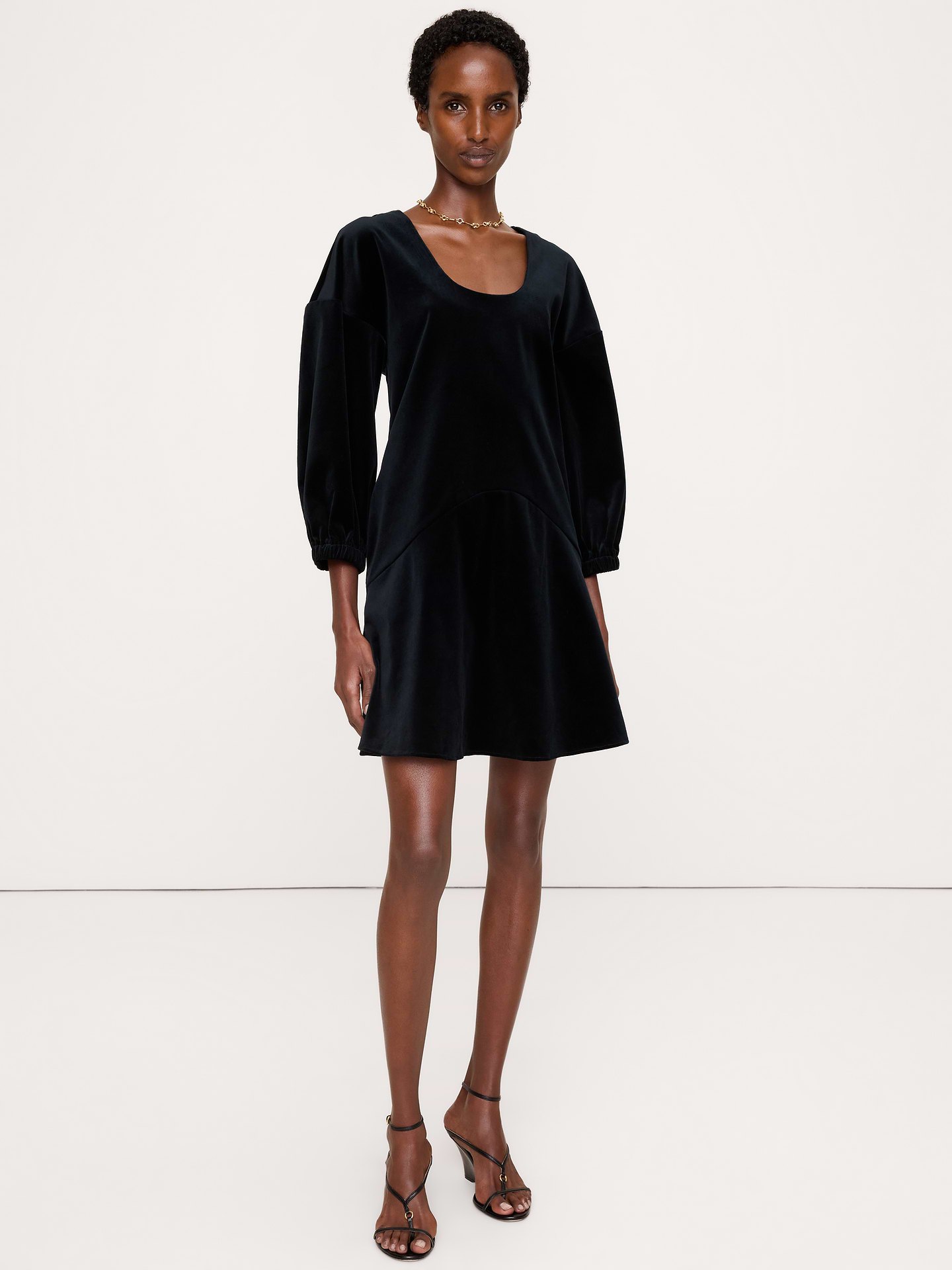 Image 1 de 7, Tellement romantique. Nous avons confectionné cette jolie robe courte à manches bouffantes féminines dans un magnifique velours de coton extensible somptueusement doux., Coupe trapèze: coupe confort, silhouette trapèze., Encolure dégagée. Modèle adapté aux soutiens-gorge., Fermeture à glissière dissimulée au dos., Doublure intégrale., Produit #1180345