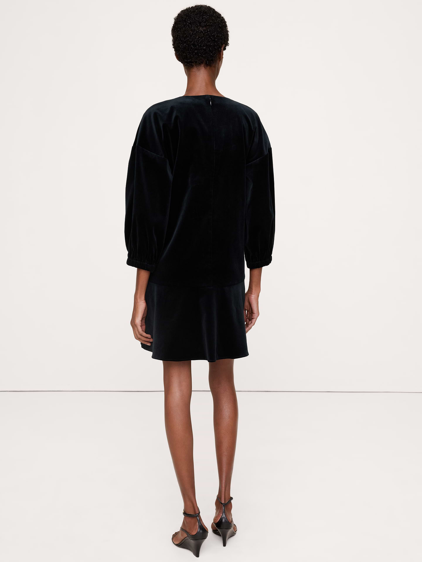 Image 3 de 7, Robe courte en velours à manches bouffantes