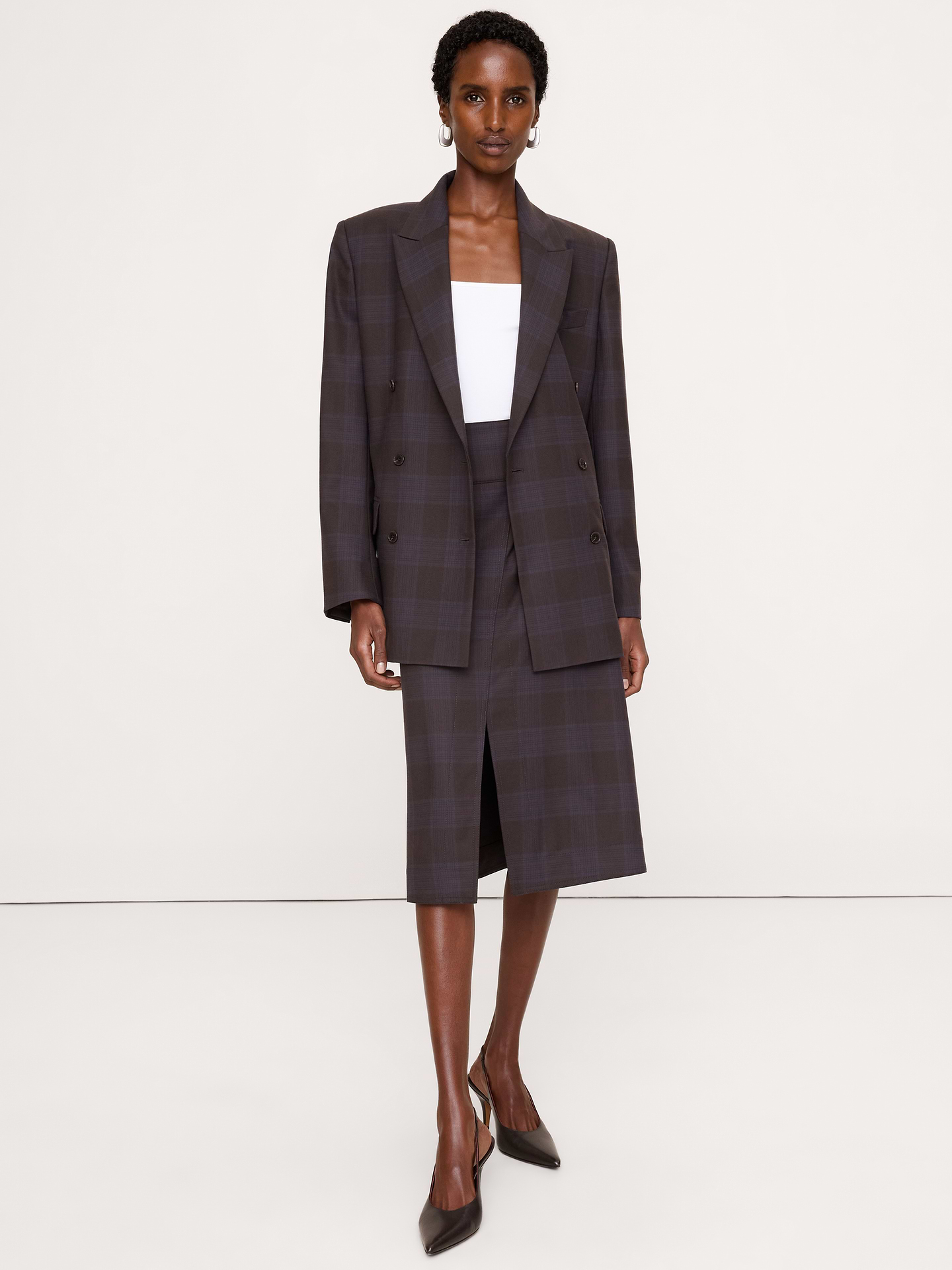 Image 1 de 6, Nous avons confectionné cette jupe mi-longue élégante dans un mélange de laine chaud, avec une fente asymétrique sur le devant. Elle est parfaite pour mettre en valeur vos chaussures. Portez ce modèle avec le blazer assorti pour une tenue complète., Coupe trapèze: taille haute. Taille cintrée et silhouette évasée., Fermeture à glissière au dos., Poches latérales., Sans doublure., Produit #1180259