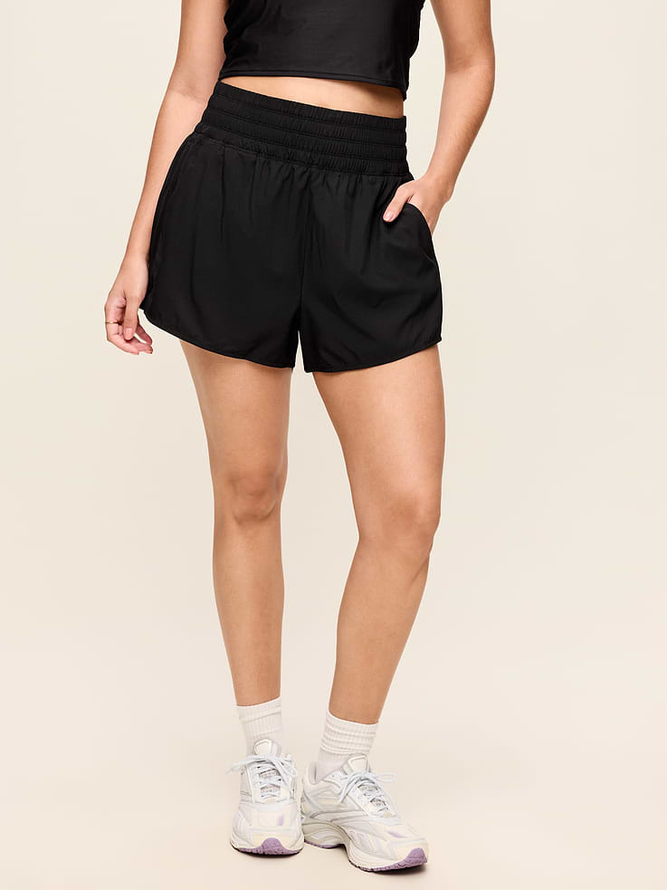 L'image numéro 5 présente Short de course froissé à taille très haute, entrejambe de 7,5 cm