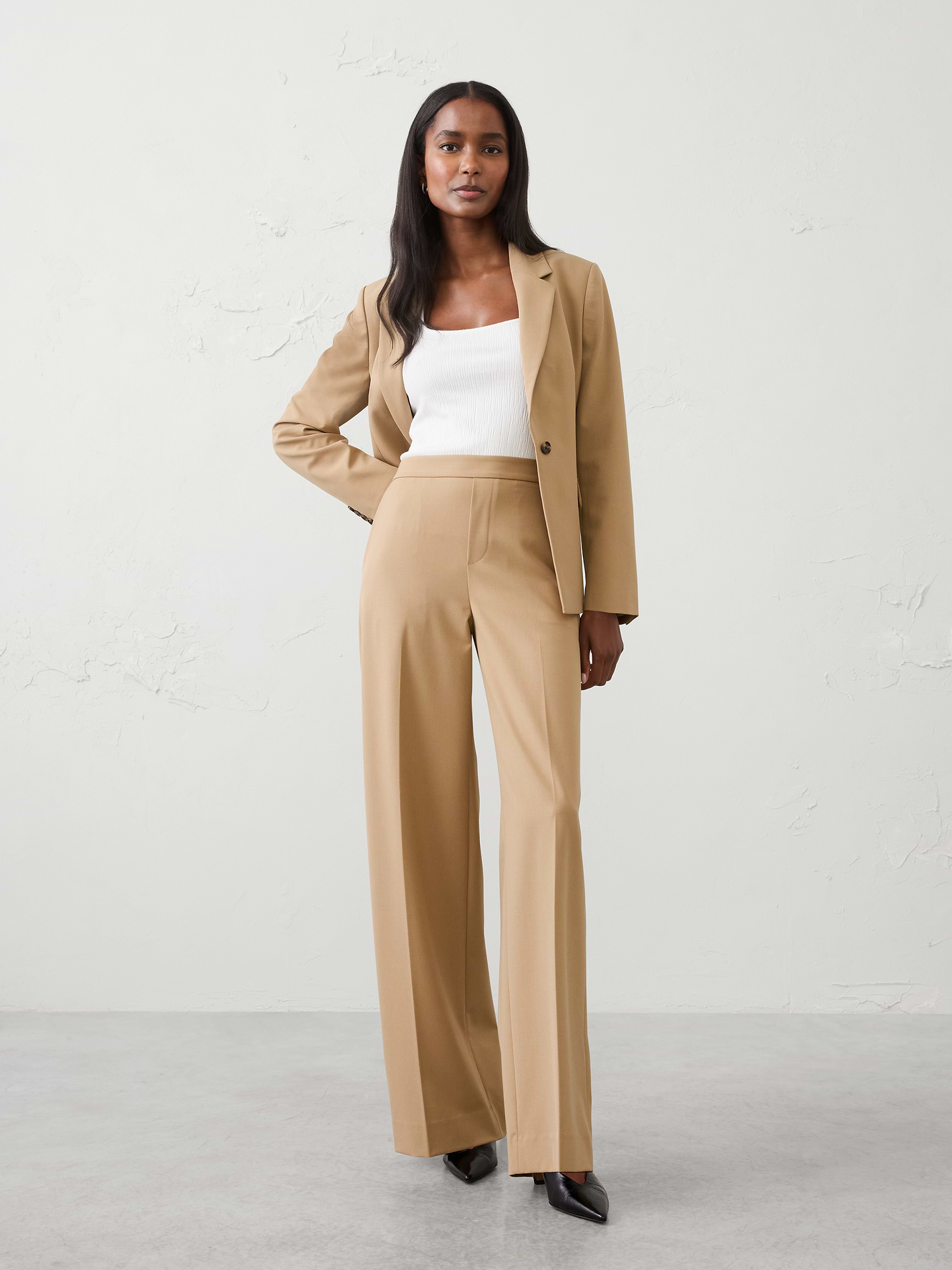 Image 1 of 7, SUITING RELAUNCH: The best‑selling Hayden Straight returns in our soft yet structured Sculpted Stretch fabric. Designed for comfort, polish, and versatility, it offers endless mix‑and‑match possibilities across the entire suiting collection., SUSTAINABILITY: Made with 67% recycled polyester., Classic fit. High rise. Wide leg. Full length., Flat front. Elasticated back waistband., Off-seam front pockets., Welt back pockets., Soft trouser crease., Made exclusively for Banana Republic Factory., Product #1178128