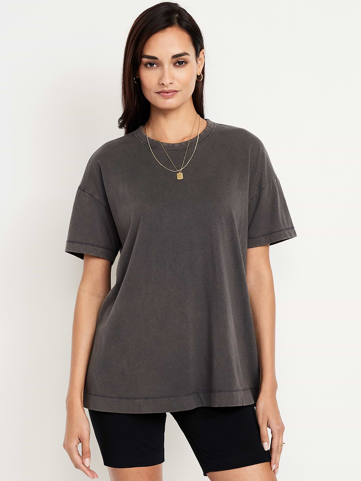 L'image numéro 1 présente T-shirt long passe-partout surdimensionné