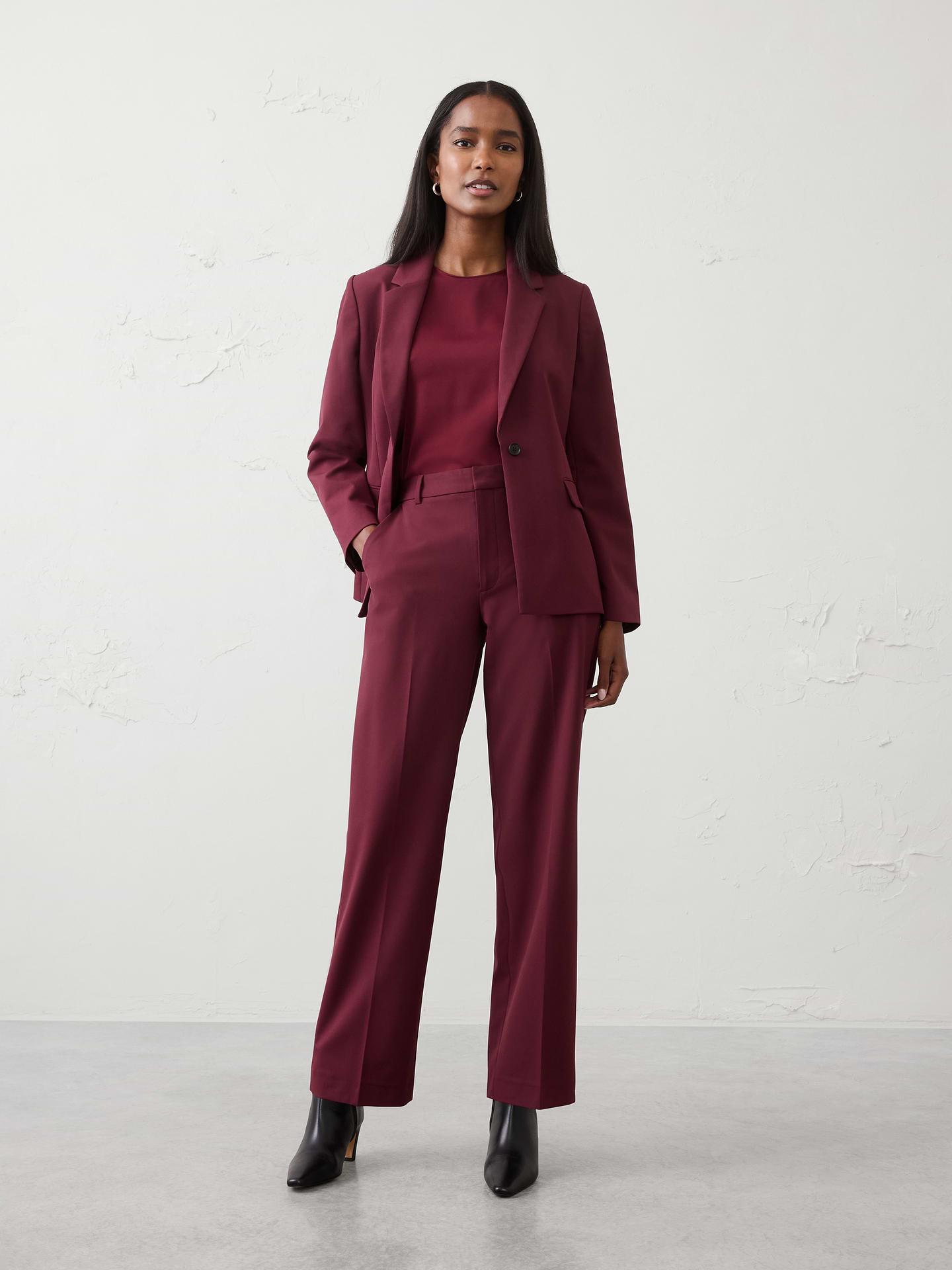 Image 1 of 8, NEW SCULPTED STRETCH FABRIC: We upgraded our signature bi-stretch fabric by adding rayon for a softer handfeel and matte finish resulting in the most luxuriously lightweight blend of comfort and style in sharp, tailored silhouettes., SUSTAINABILITY: Made with 67% recycled polyester., Notch collar. Long sleeves with four non-functioning buttons at cuffs., Single-button front closure., Front pockets., Straight hem., Center back vent., Fully lined., Made exclusively for Banana Republic Factory., Product #817634