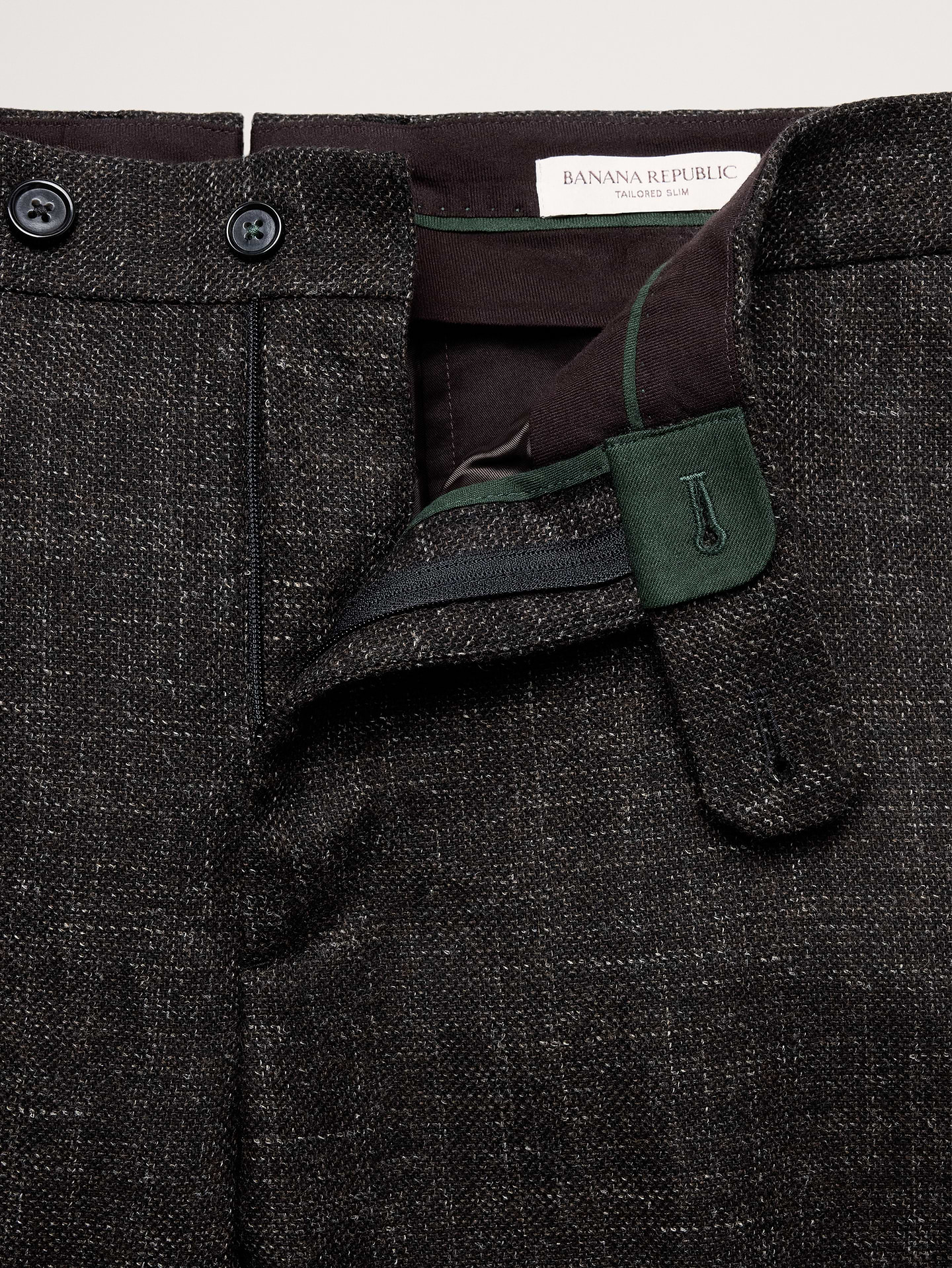L'image numéro 8 présente Pantalon de complet à coupe étroite raffinée en tweed italien