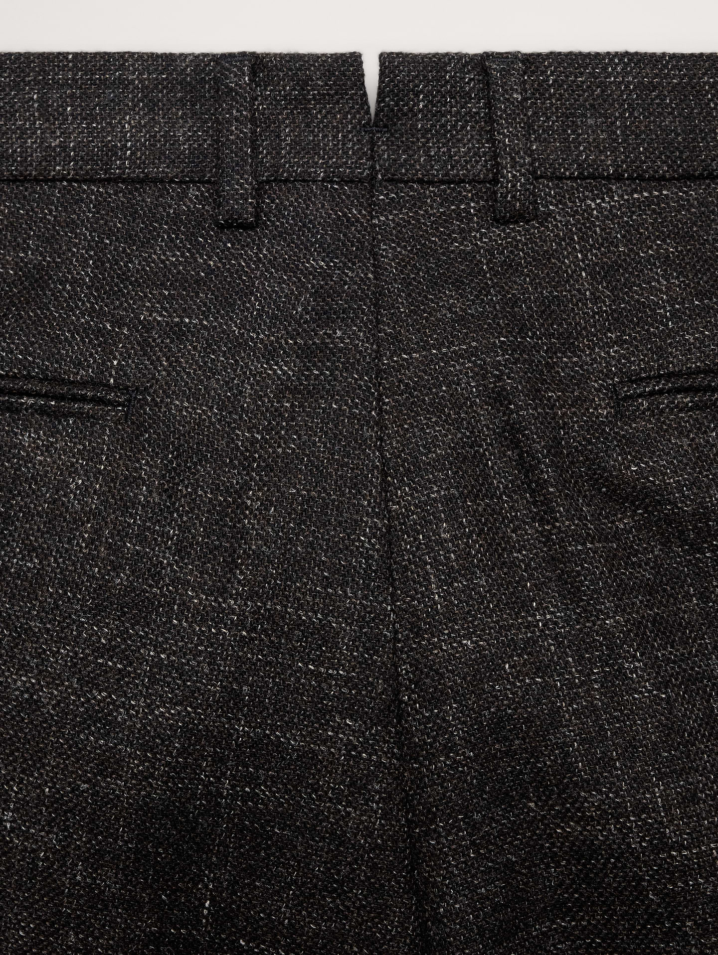 L'image numéro 7 présente Pantalon de complet à coupe étroite raffinée en tweed italien