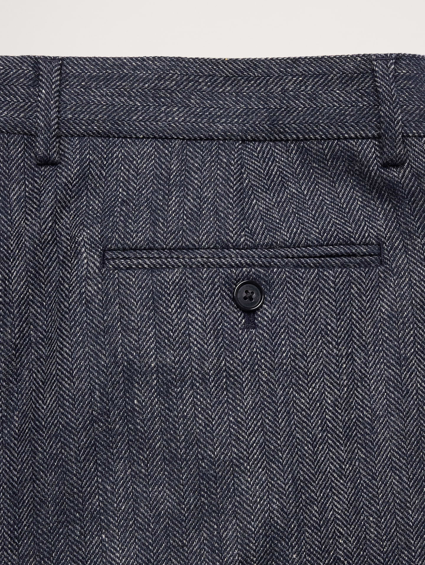 L'image numéro 8 présente Pantalon de complet en tissu italien à chevrons