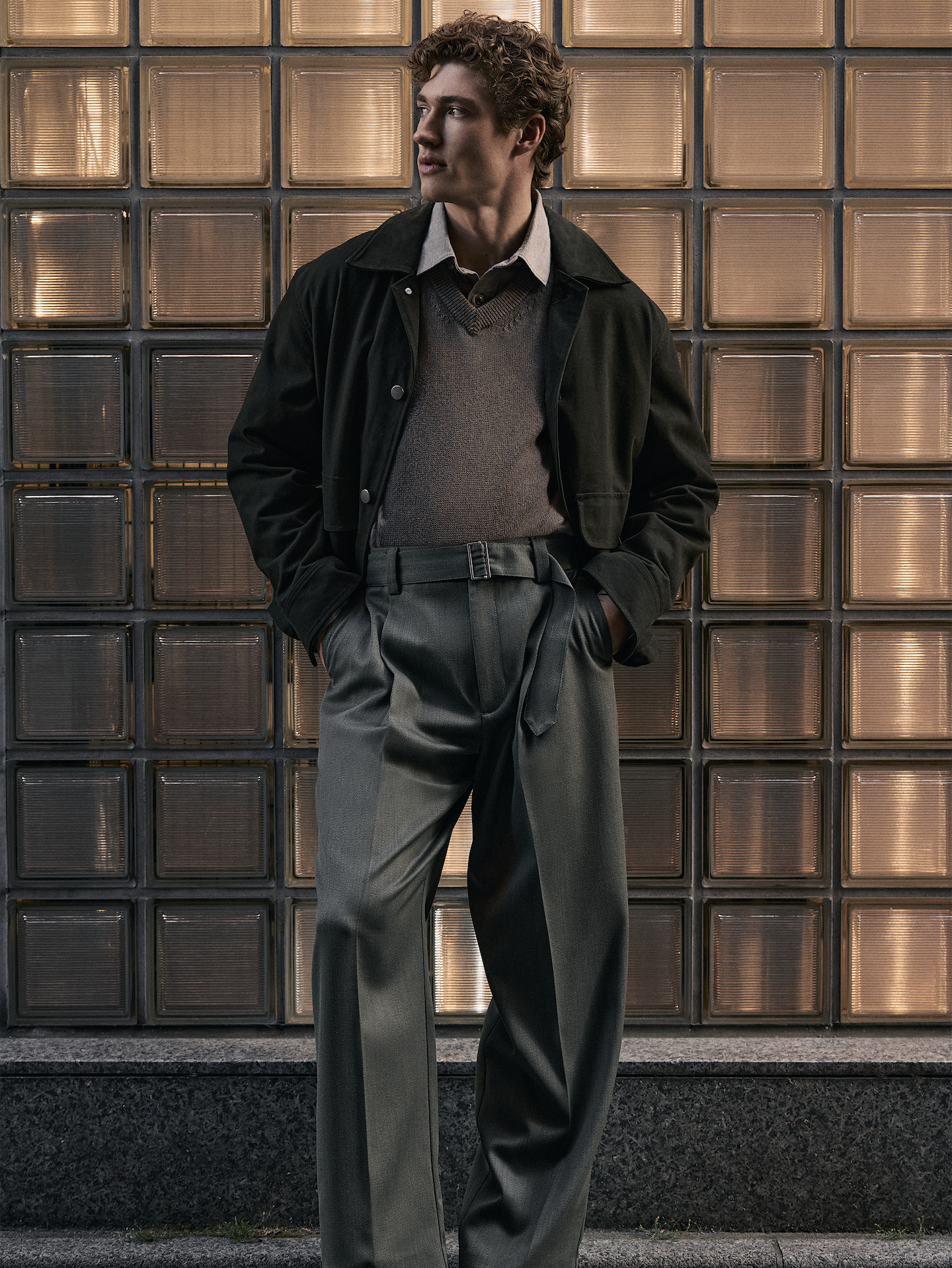 L'image numéro 8 présente Pantalon habillé à coupe ample en sergé avec ceinture