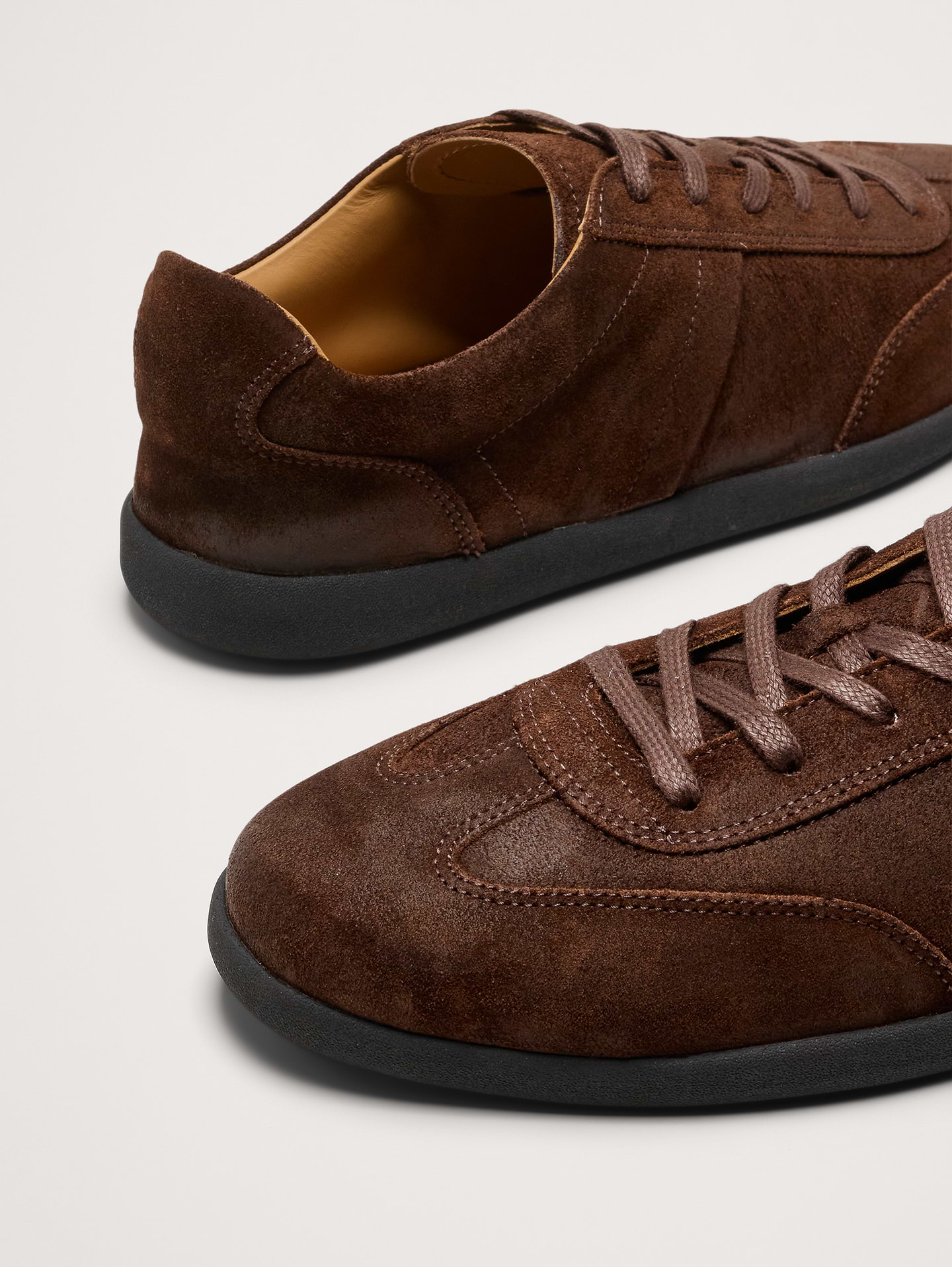 L'image numéro 6 présente Chaussures de sport en nubuck italien