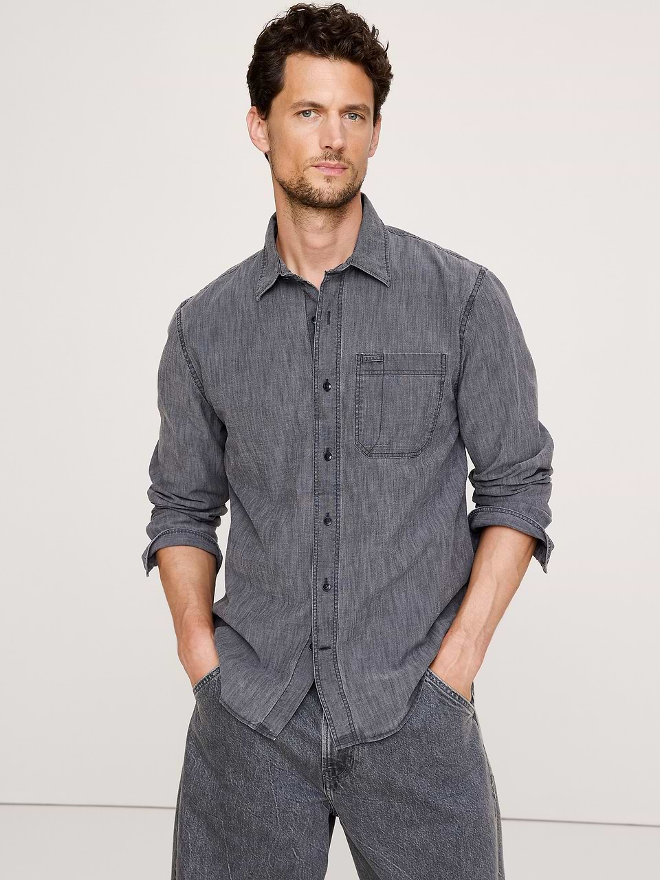 grey chambray dress shirt Banana Republic Men's Standard-Fit Dark Gray Size L smells