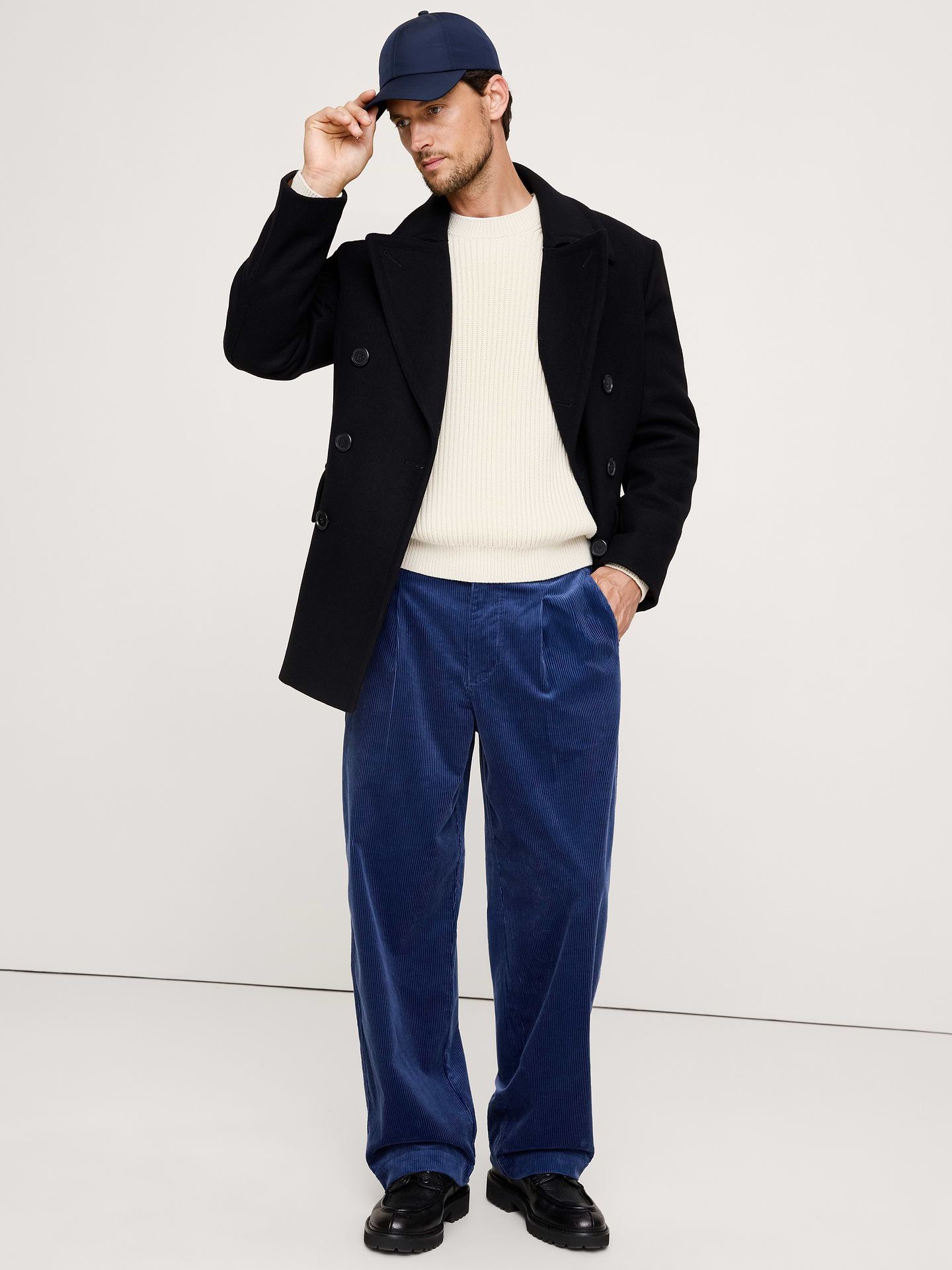 Image 1 de 8, Inspiré d’un authentique chino d’officier rétro, ce pantalon à jambe droite présente une taille légèrement plus haute et un entrejambe plus long, ce qui lui permet de tomber parfaitement à l’ourlet. Nous l’avons confectionné dans un velours côtelé de coton doux qui combine des côtes fines et larges lui conférant une allure rétro., Coupe ample: taille mi-basse. Hanches et cuisses décontractées, jambe droite., Braguette à glissière avec fermeture à bouton., Poches sur le devant et à l’arrière., Sans doublure., Produit #906689